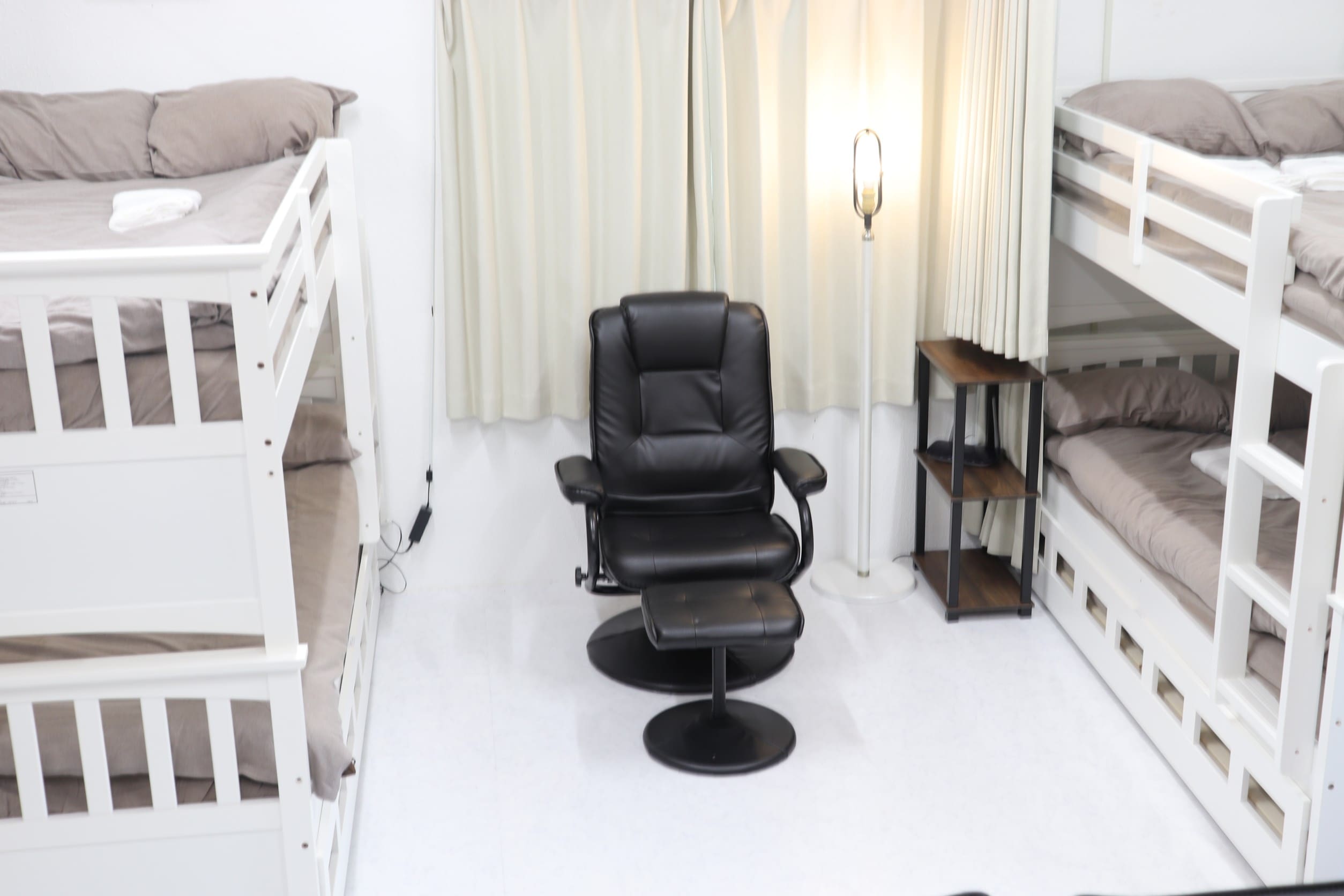 Triple bunk bed