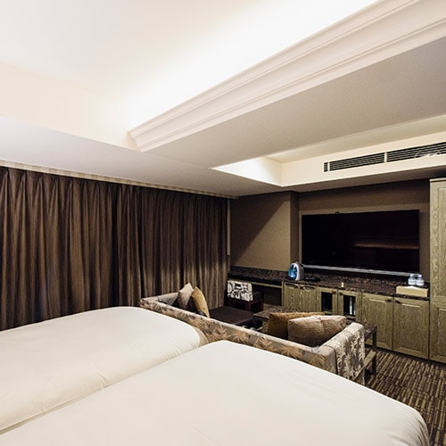 Two deluxe twin (34 sqm ~) semi-double beds (110 cm) are arranged.