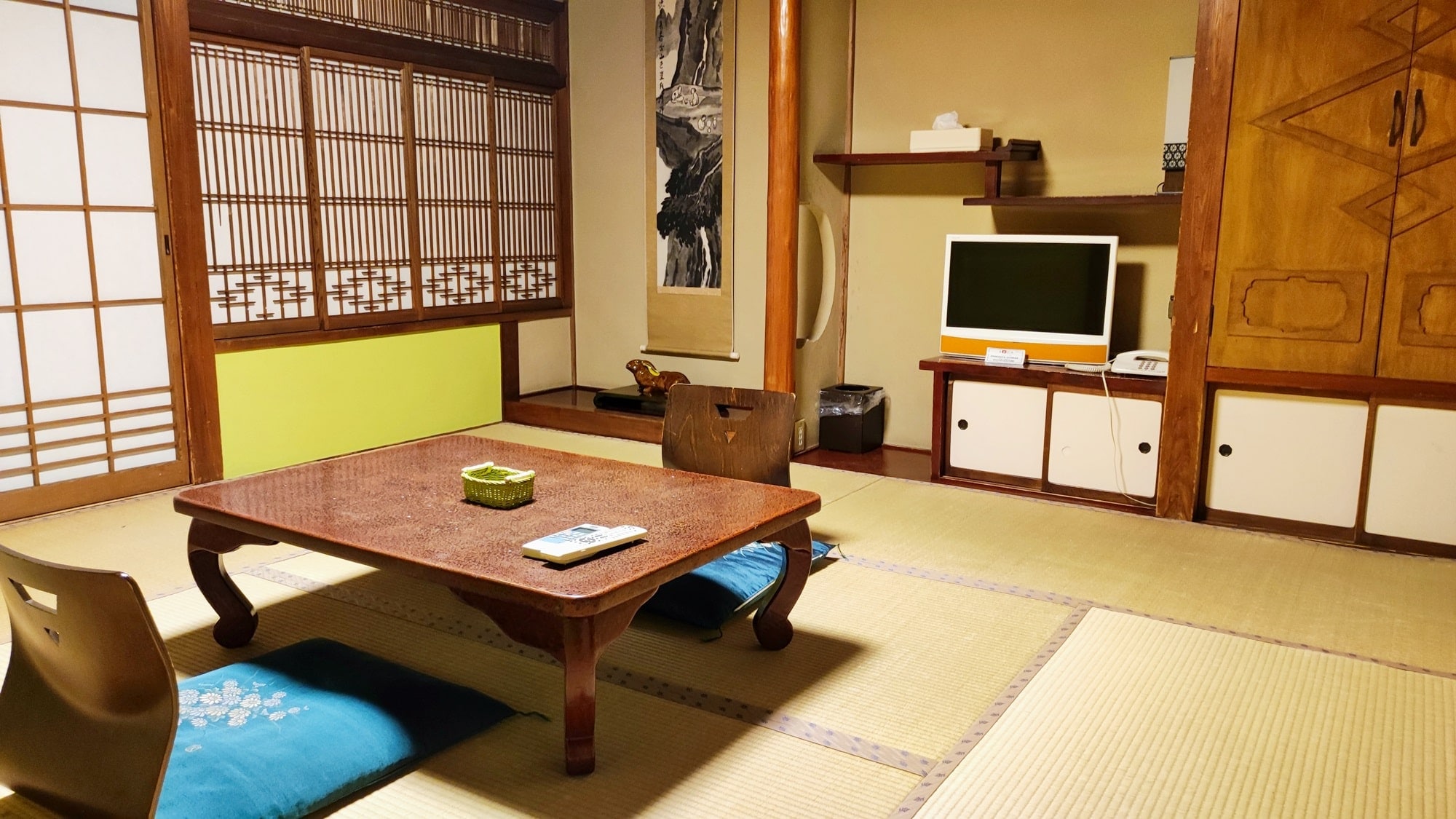 *Example of a guest room (6 tatami mats) / A special room facing the street. Enjoy watching the people passing by and the streetscape in the mornings and evenings.
