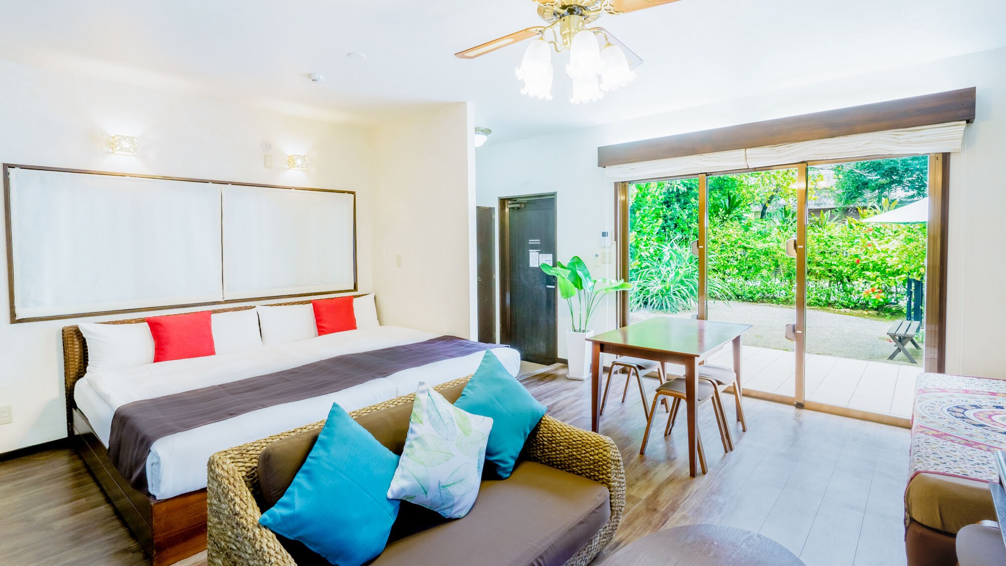 ・A tropical space with the warmth of wood [Fukugi Terrace Deluxe 43m2]