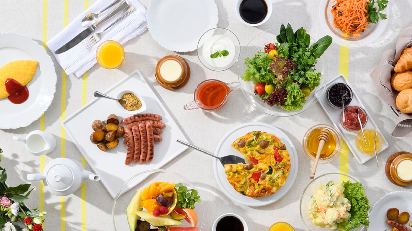 [Breakfast | Freshly baked bread and delicious vegetables]