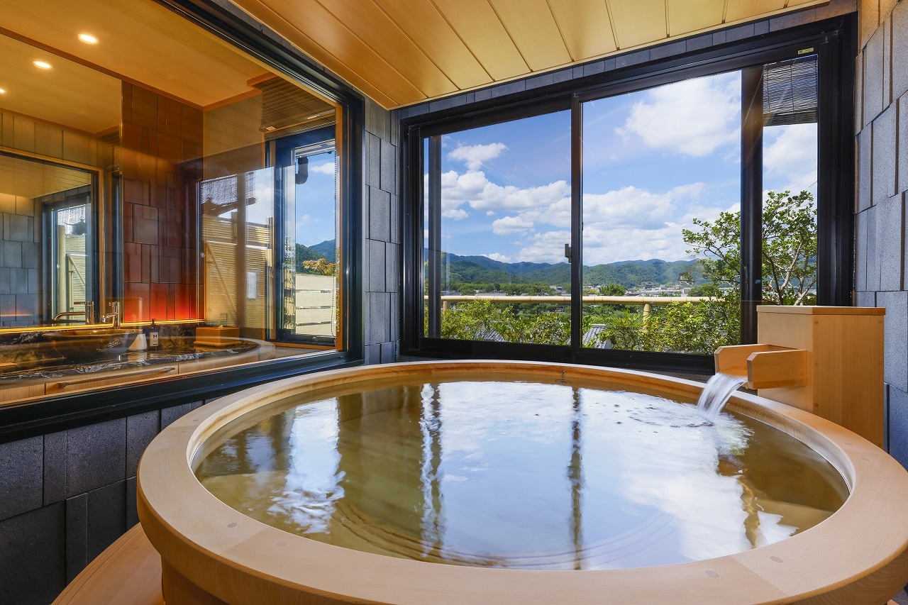 Seiryo-no-ma (semi-open-air bath)