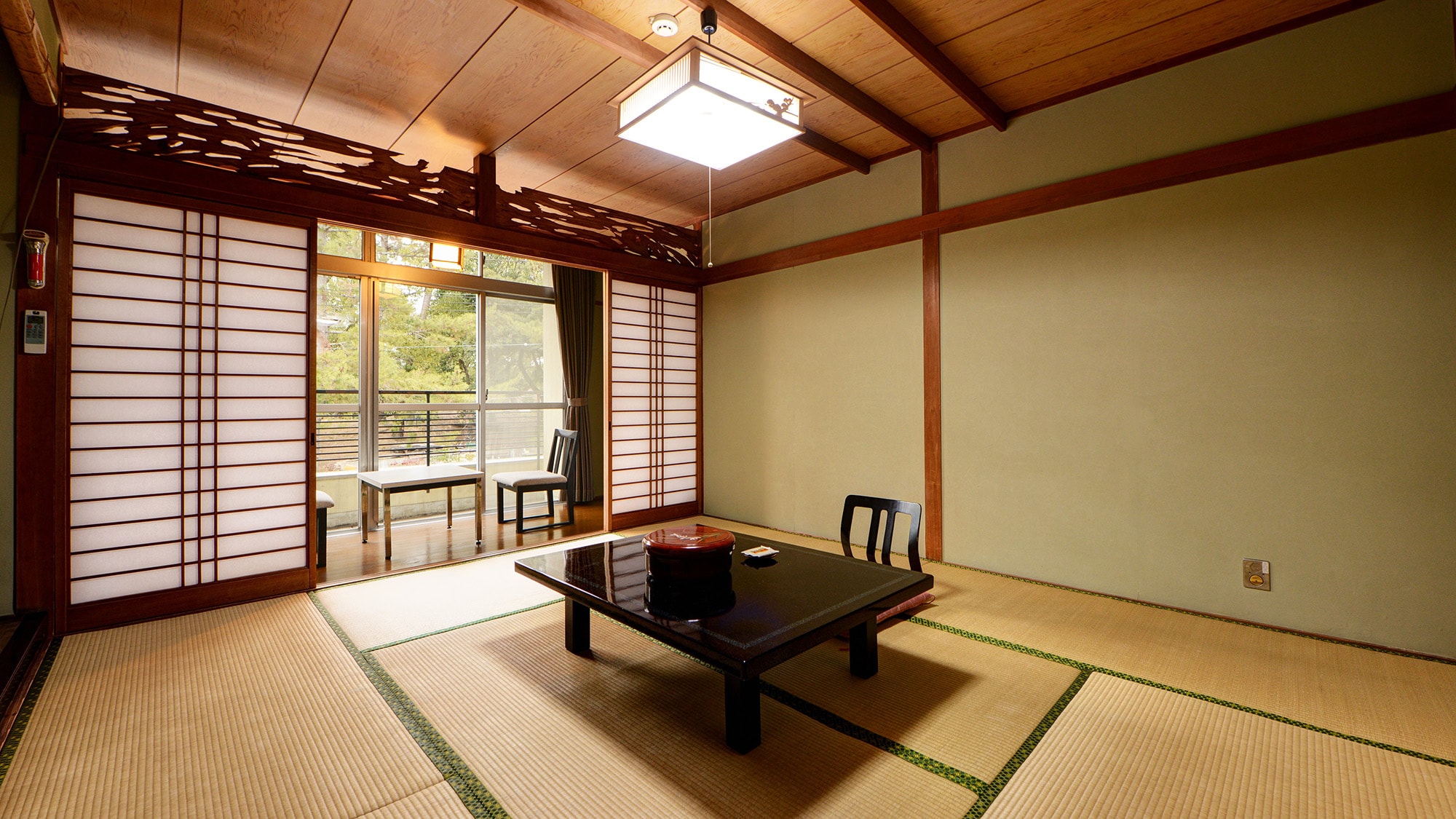 * [Japanese-style room overlooking the five-storied pagoda (example)] A nice room where you can see the five-storied pagoda of Kofukuji from the window