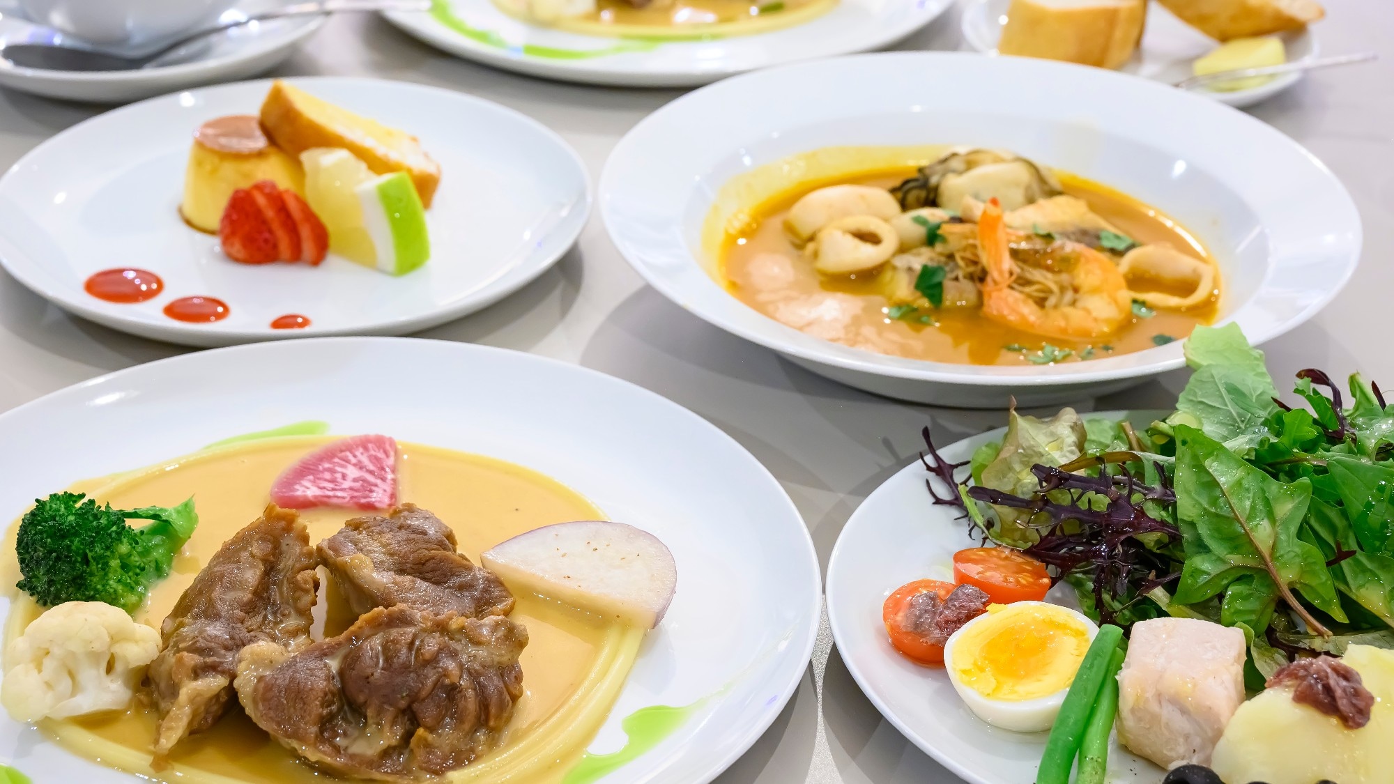 [Bếp ăn Yunohama 100 năm] Thưởng thức nhiều món ăn được chế biến từ nhiều nguyên liệu địa phương tại một nhà hàng ngay trước biển!