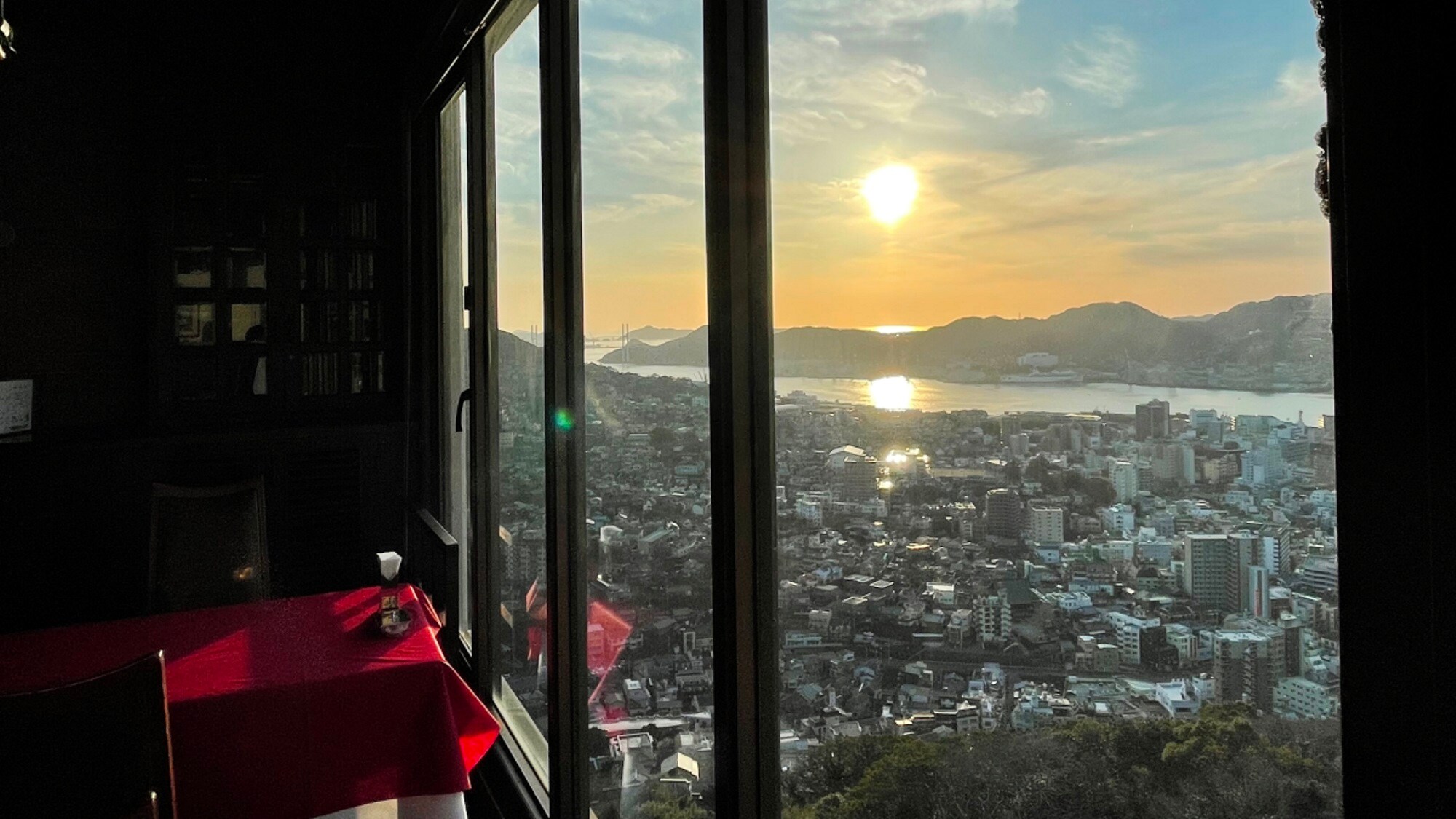 [Restaurant] Enjoy the view from the window.