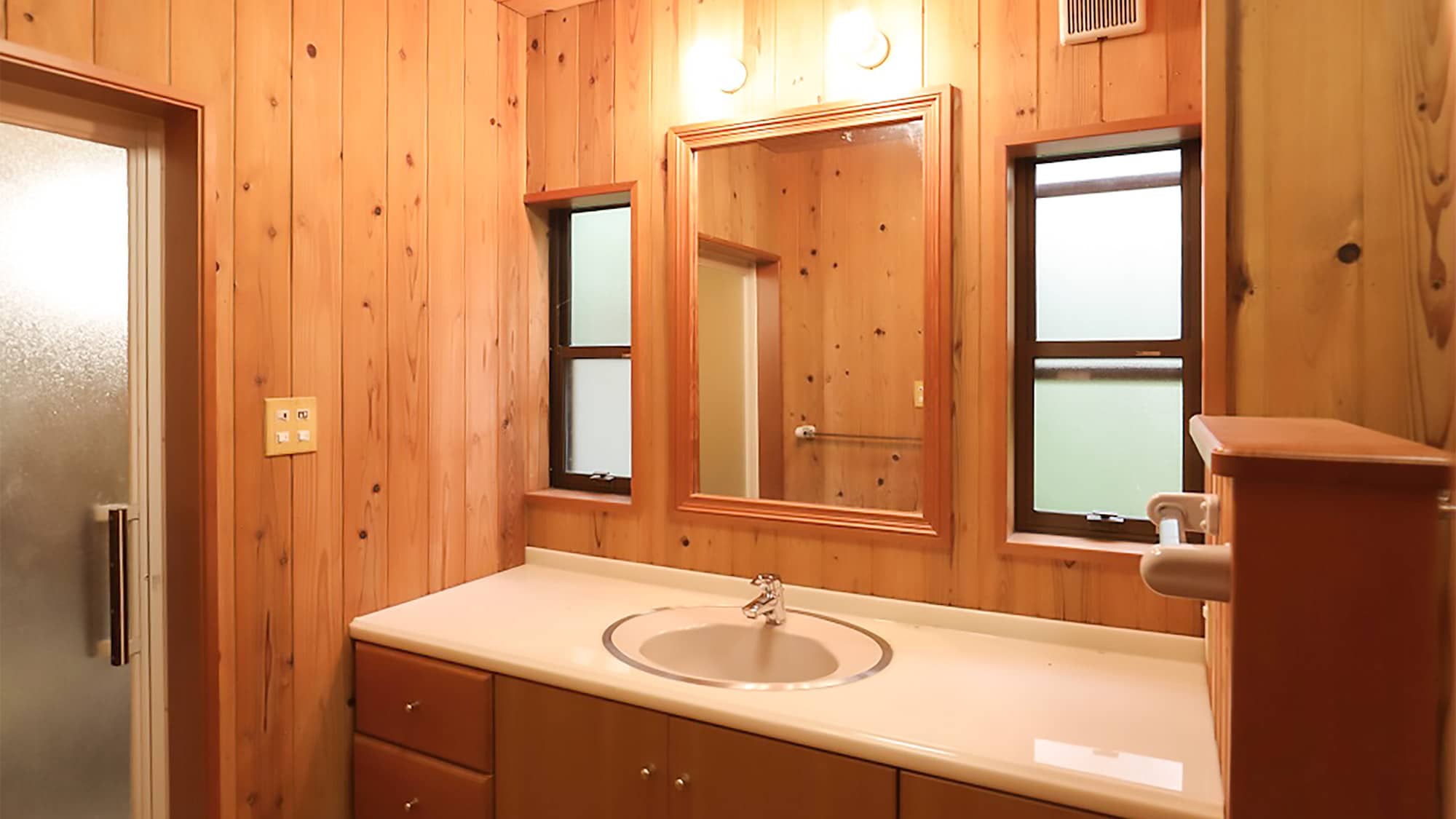・A bright and clean washstand surrounded by wood
