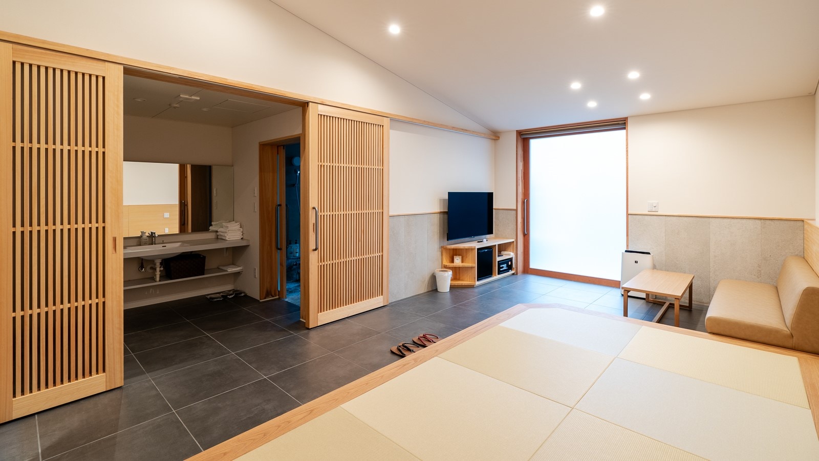 [Hikari 303] Barrier-free guest room with indoor bath (example of guest room)