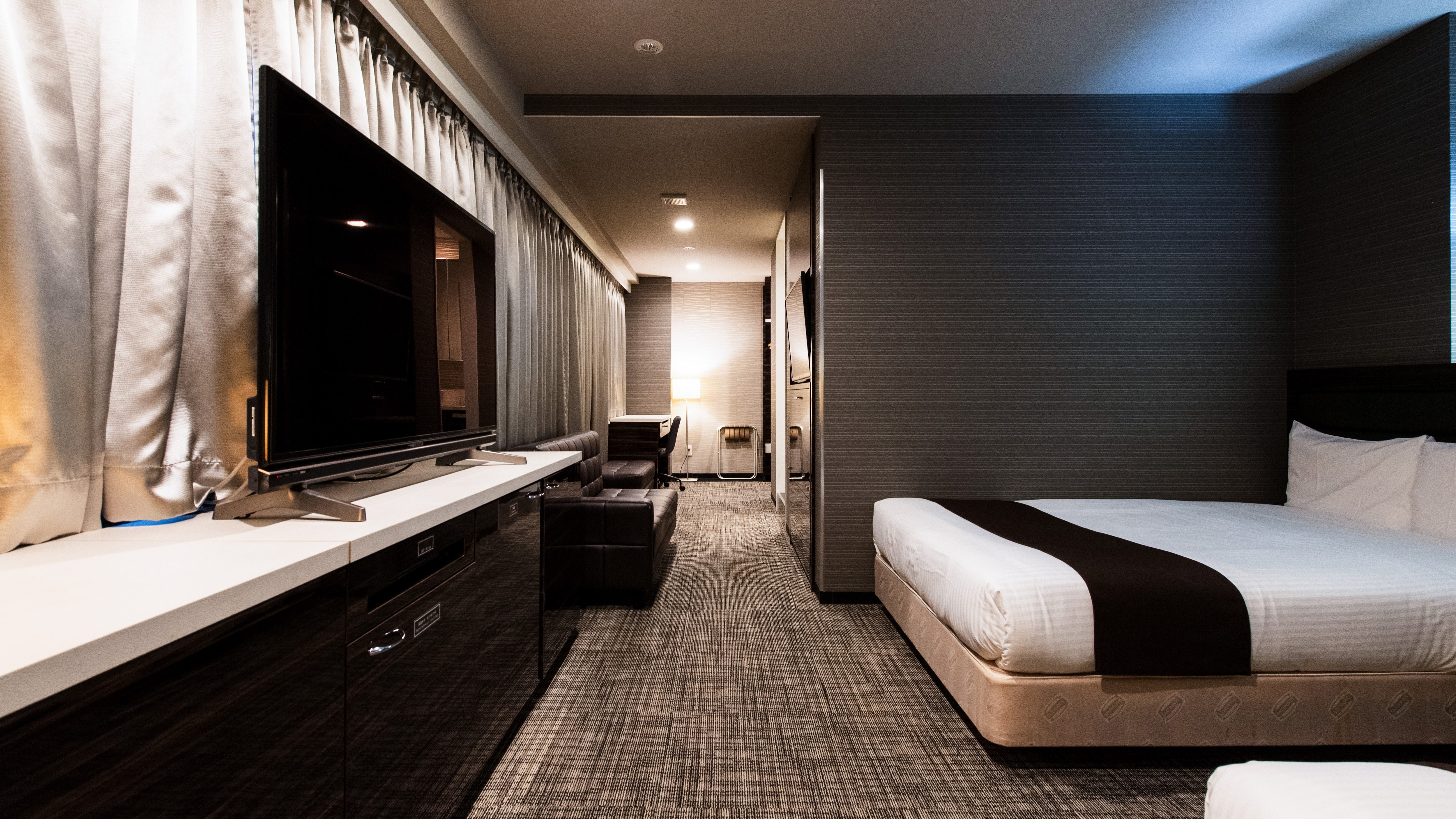 *Deluxe Twin: Comfortable with duvet-style comforters and Simmons beds for a great night's sleep.