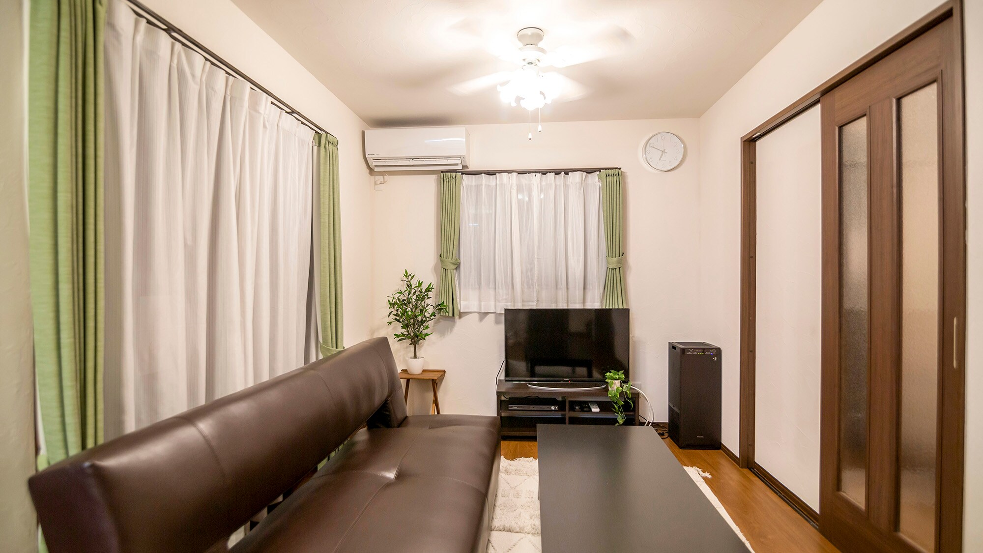 ・[Ruang tamu] Nikmati waktu bersantai bersama di sofa besar. Mari kita bicarakan tentang perjalanan kita