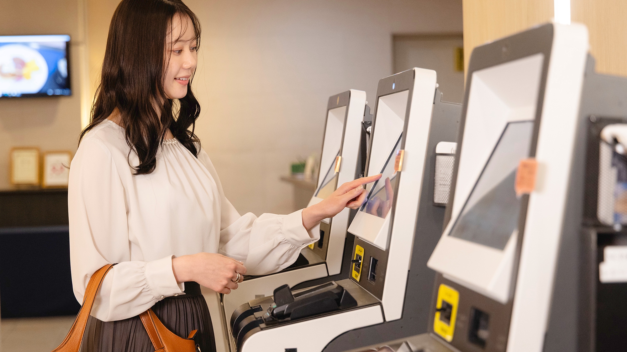 [Resepsionis] Nikmati pengalaman check-in yang nyaman dengan sistem tanpa awak kami.