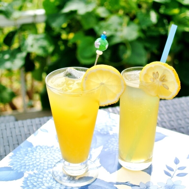Original cocktails using Izu's famous new summer orange are popular