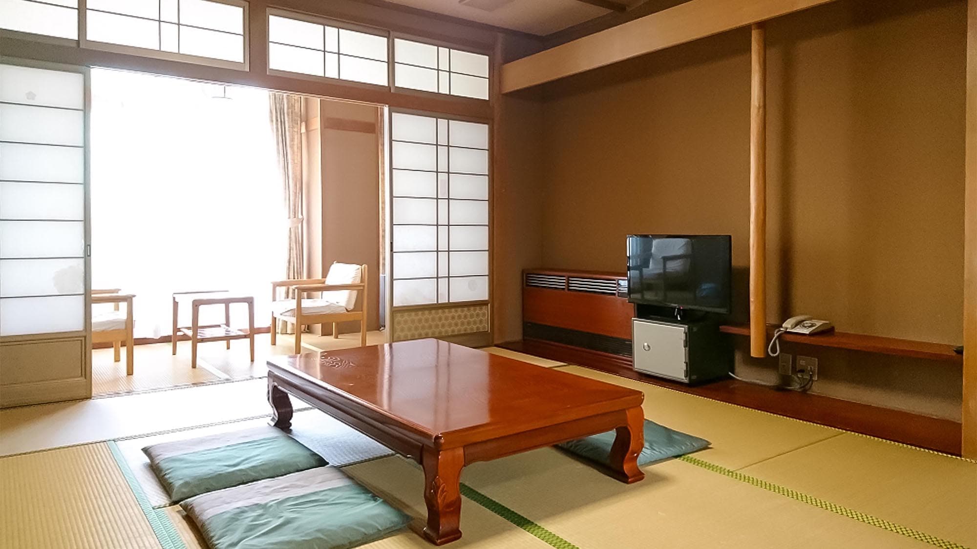 ・A Japanese-style room with 10 tatami mats. The futon will be laid out in advance.