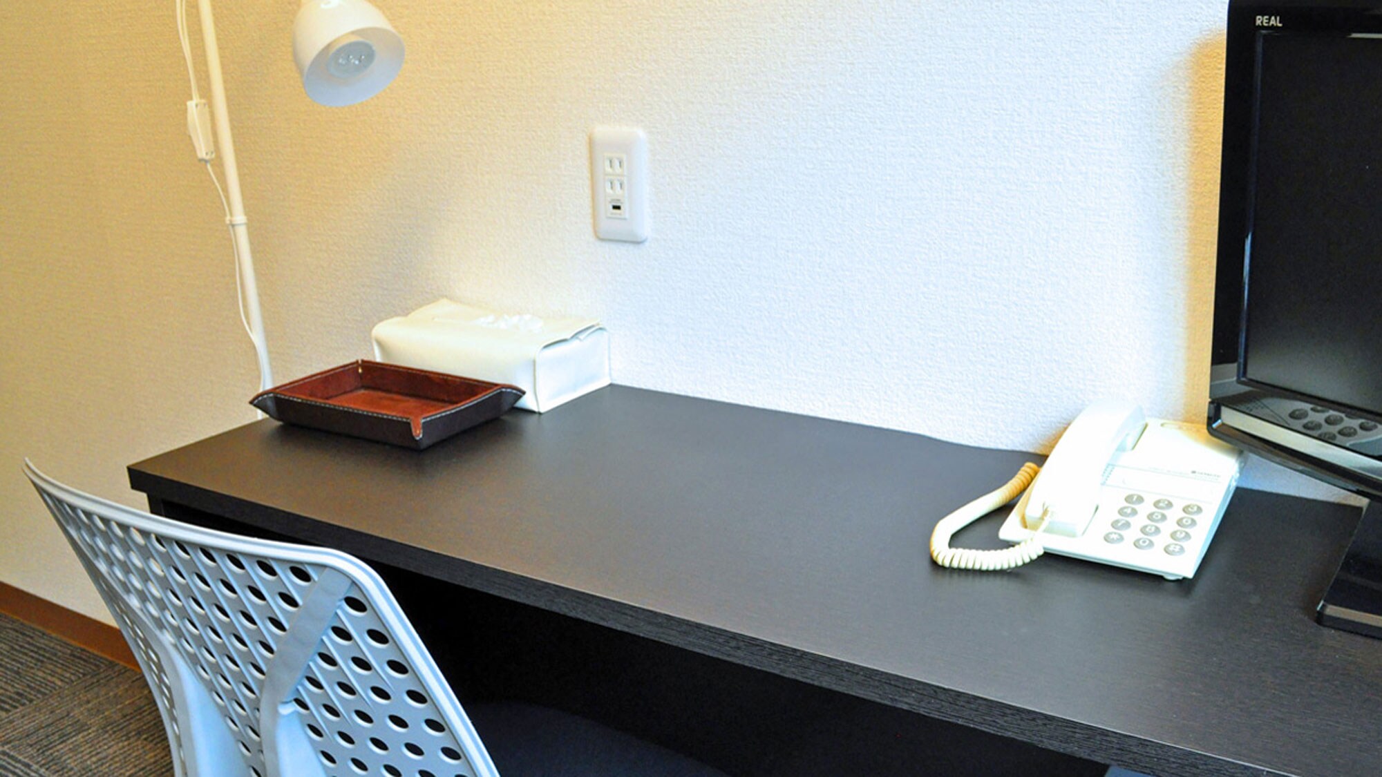 [Western-style single room (without bath / toilet)] A desk is also installed.