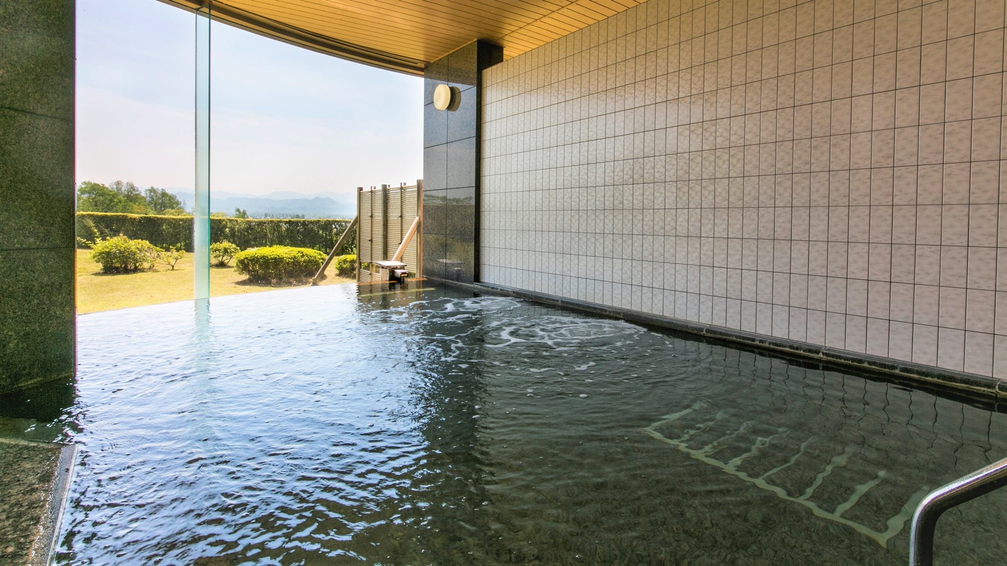 [Hot springs] Soaking in a hot spring while enjoying the lakeside view will soothe your body and mind.