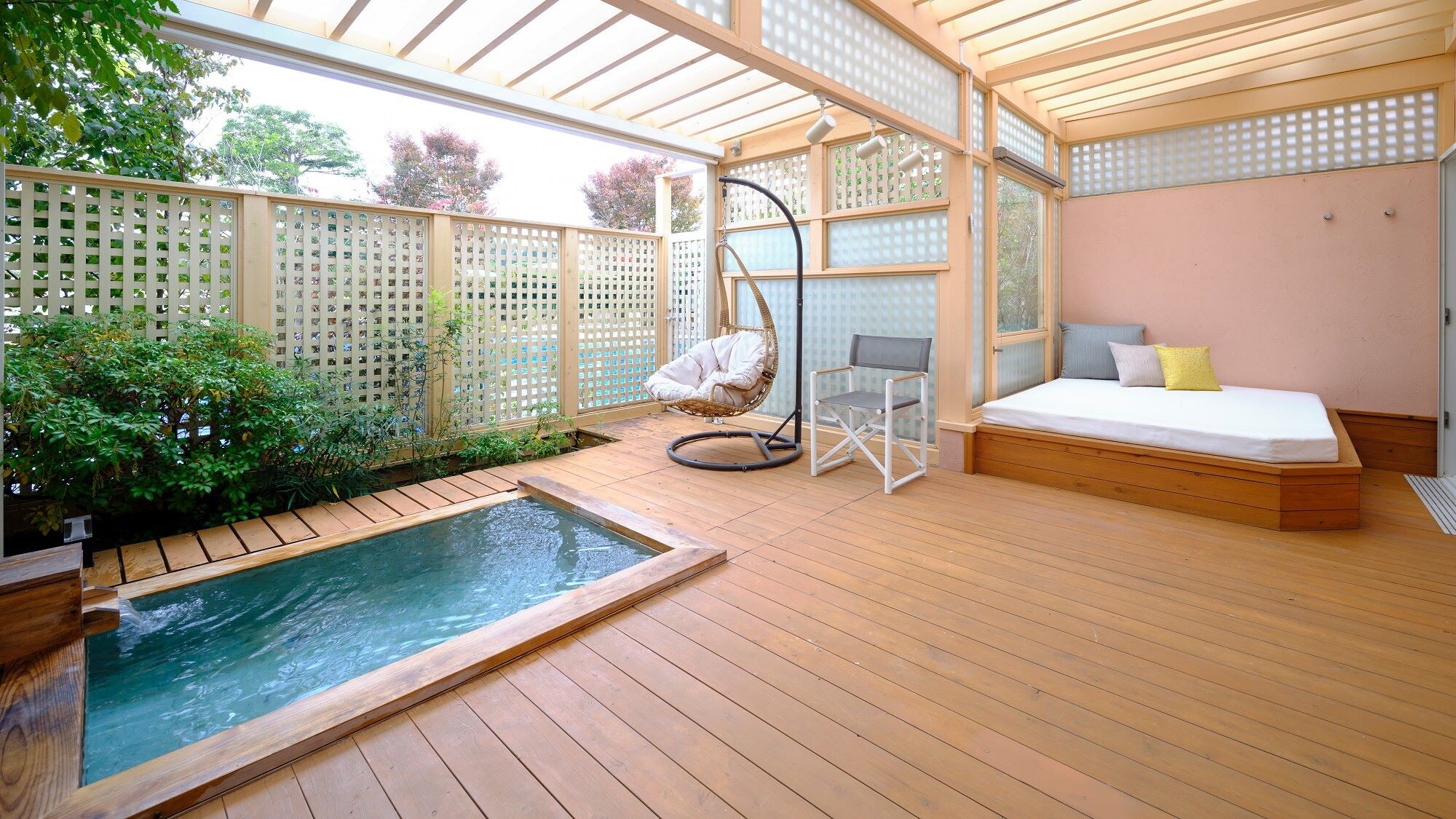 [Aqua Terrace Spa Suite] Outdoor spa (open-air bath) on the terrace deck