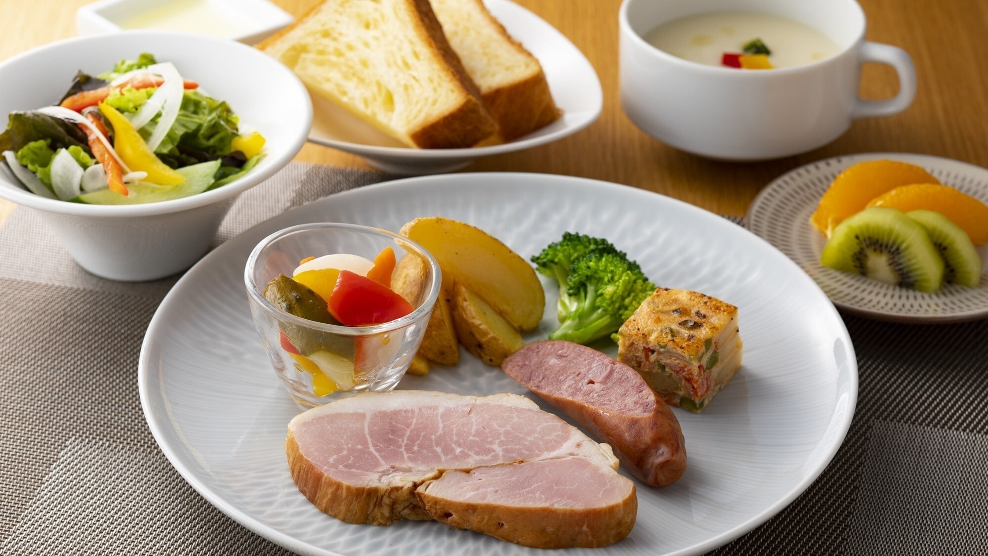 [Bữa sáng/Bữa sáng kiểu Tây] Chúng tôi cung cấp xúc xích bò Wagyu, giăm bông heo tự làm, súp theo mùa và nhiều món khác.