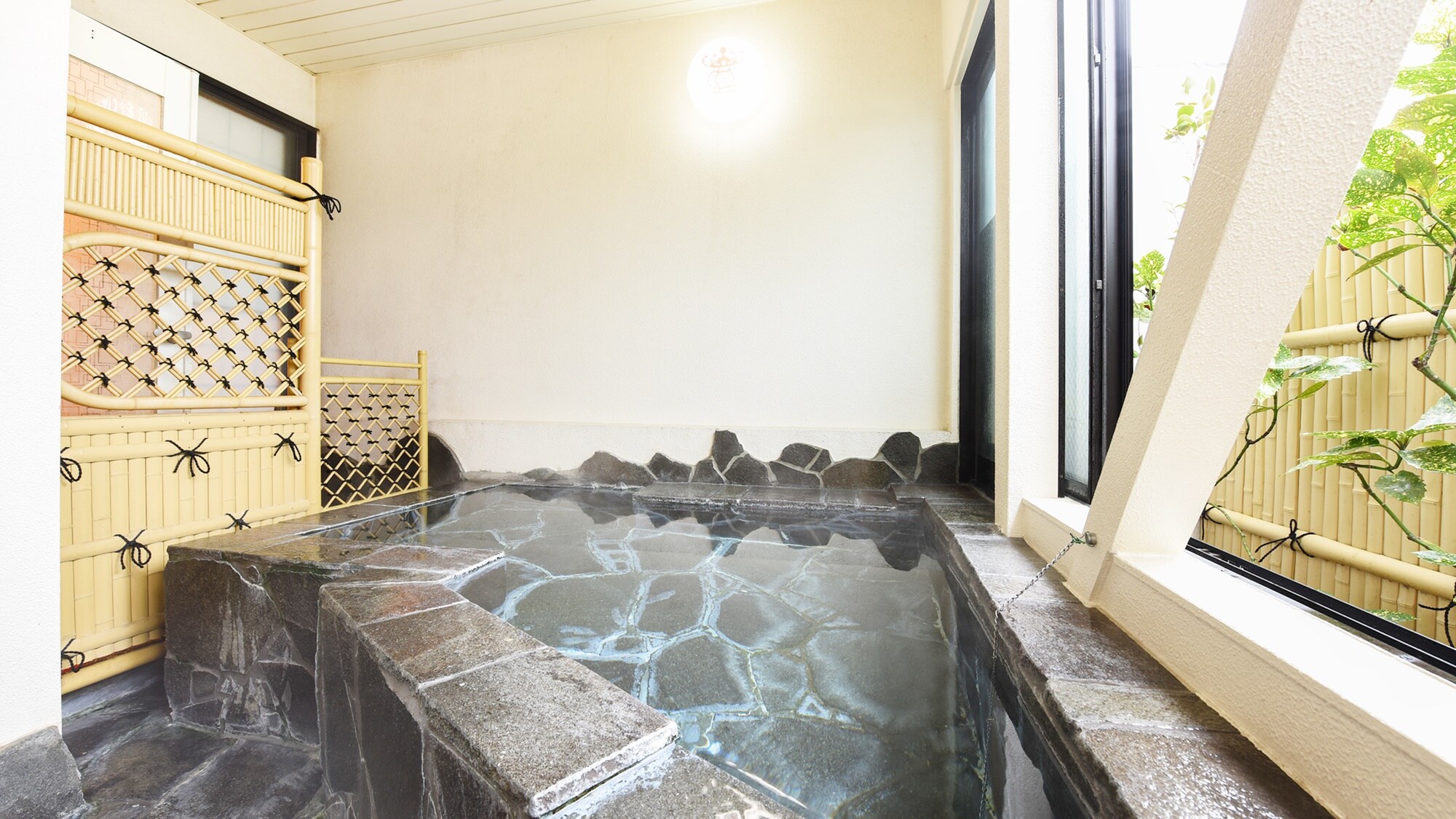 *[Semi-open-air bath in guest room (example)] You can enjoy the hot springs in a private space whenever you like.