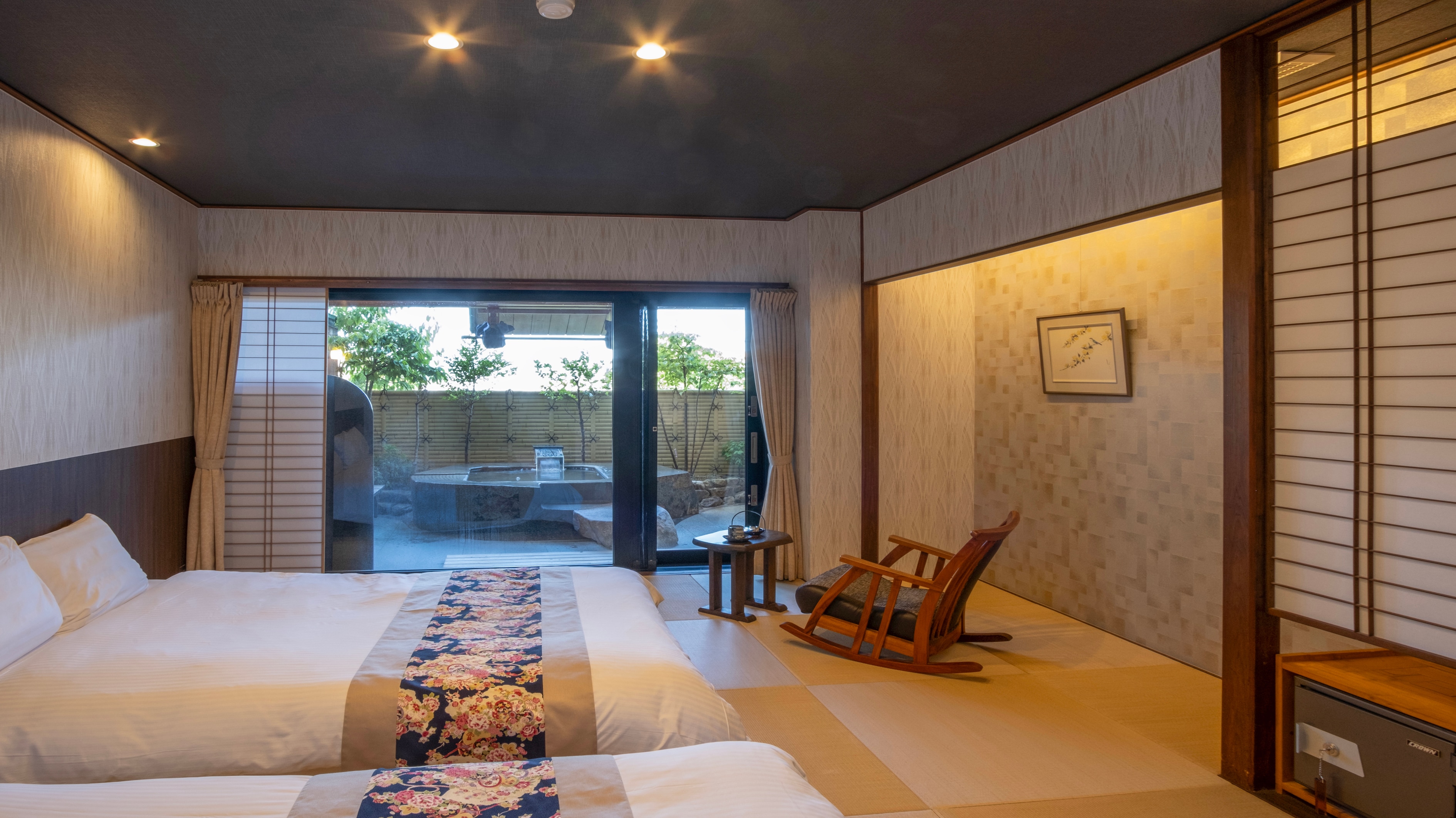 ◆Natural hot spring ◆Rock open-air bath [Japanese-style room] with bed