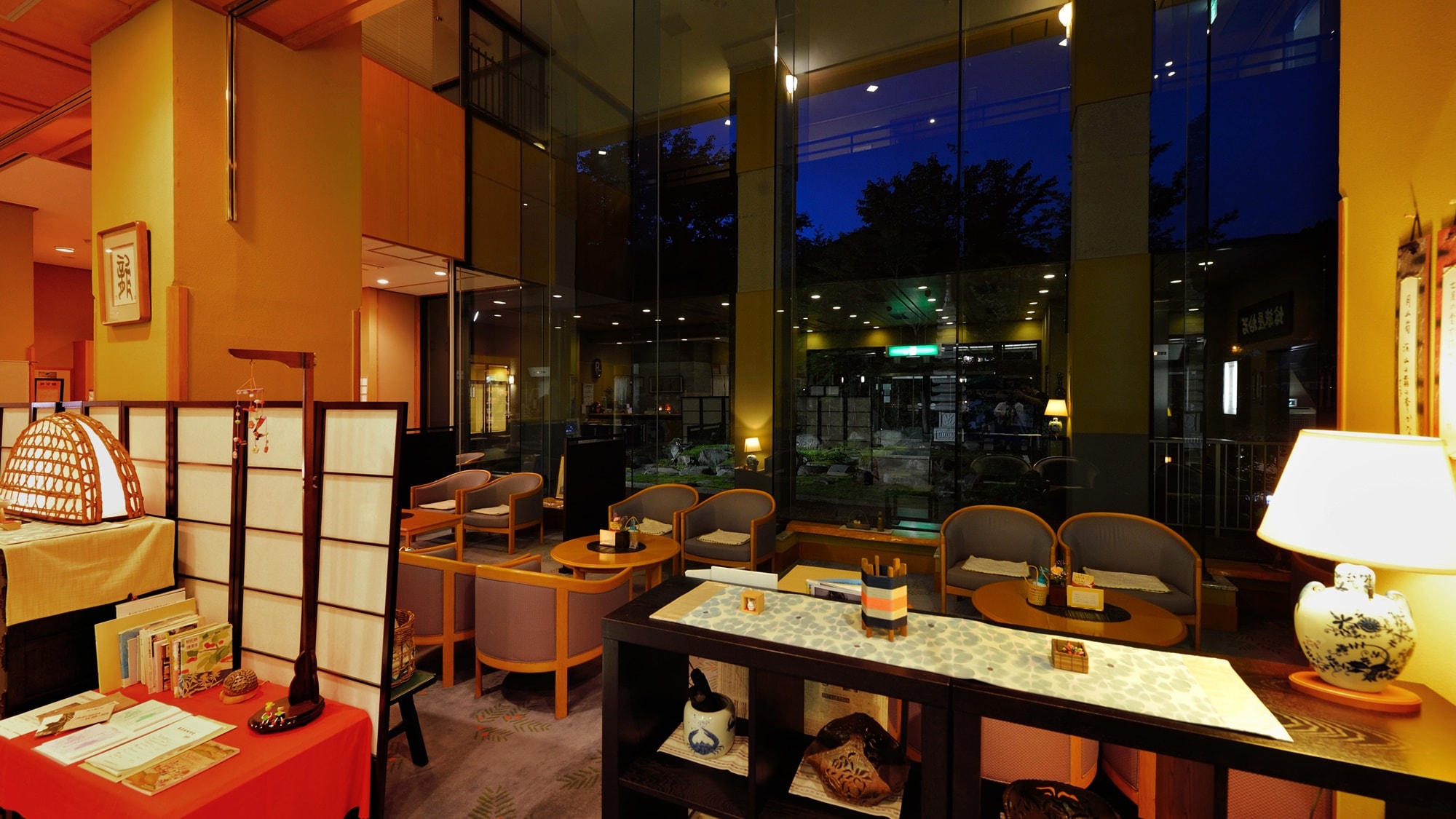 [Lobby Lounge] The lobby is decorated with accessories throughout. We also have cold brew coffee. Wi-Fi available.