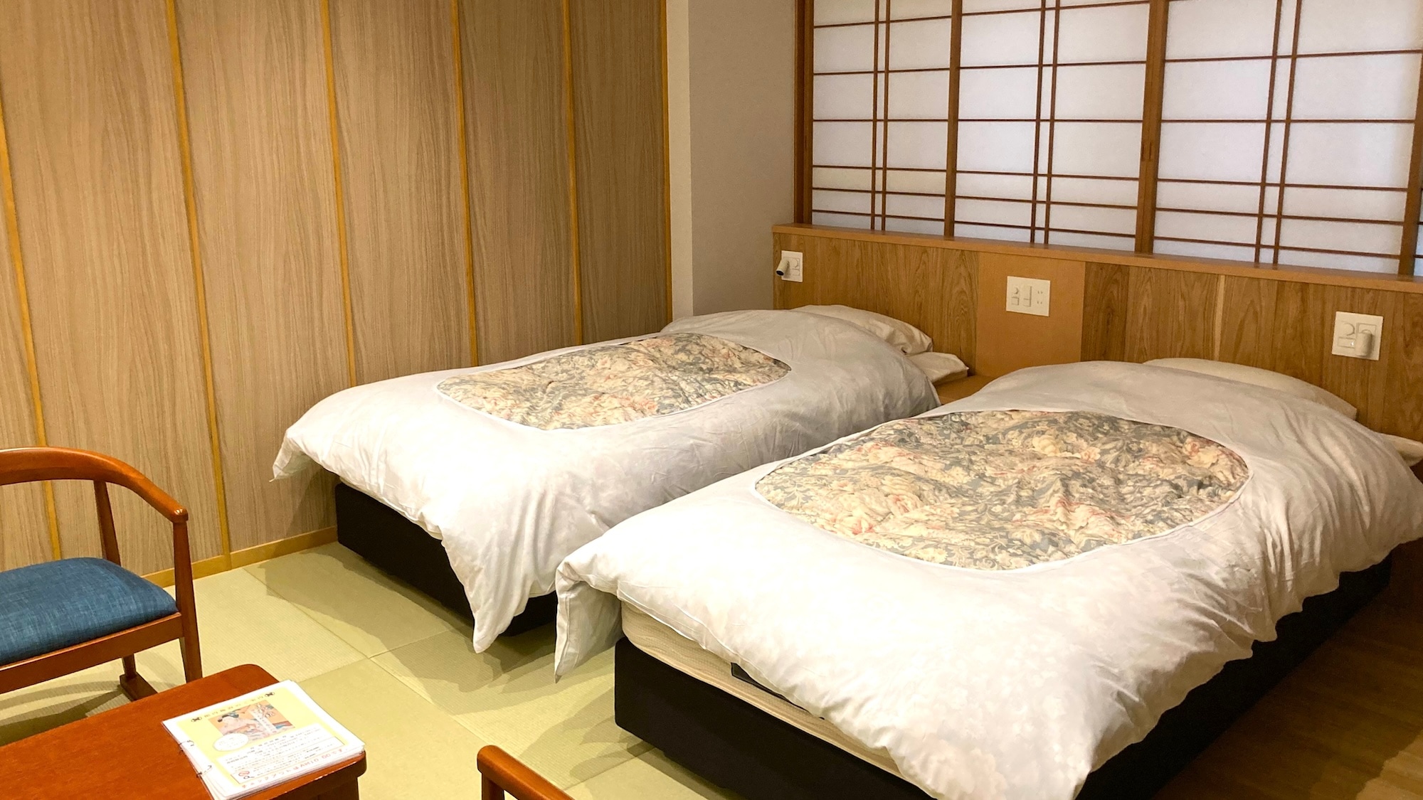 The Matsubokkoku Room (compact twin) has two single beds. The bedding is made by Simmons.