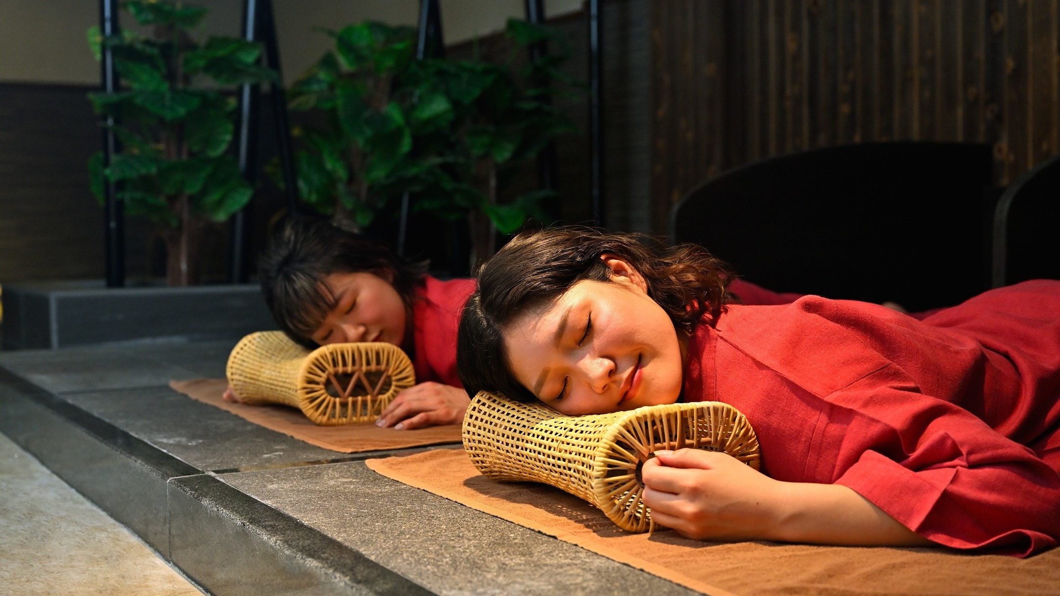 <熔岩浴> 您可以躺在温度约为40度的岩壁上，享受时间缓慢流逝。