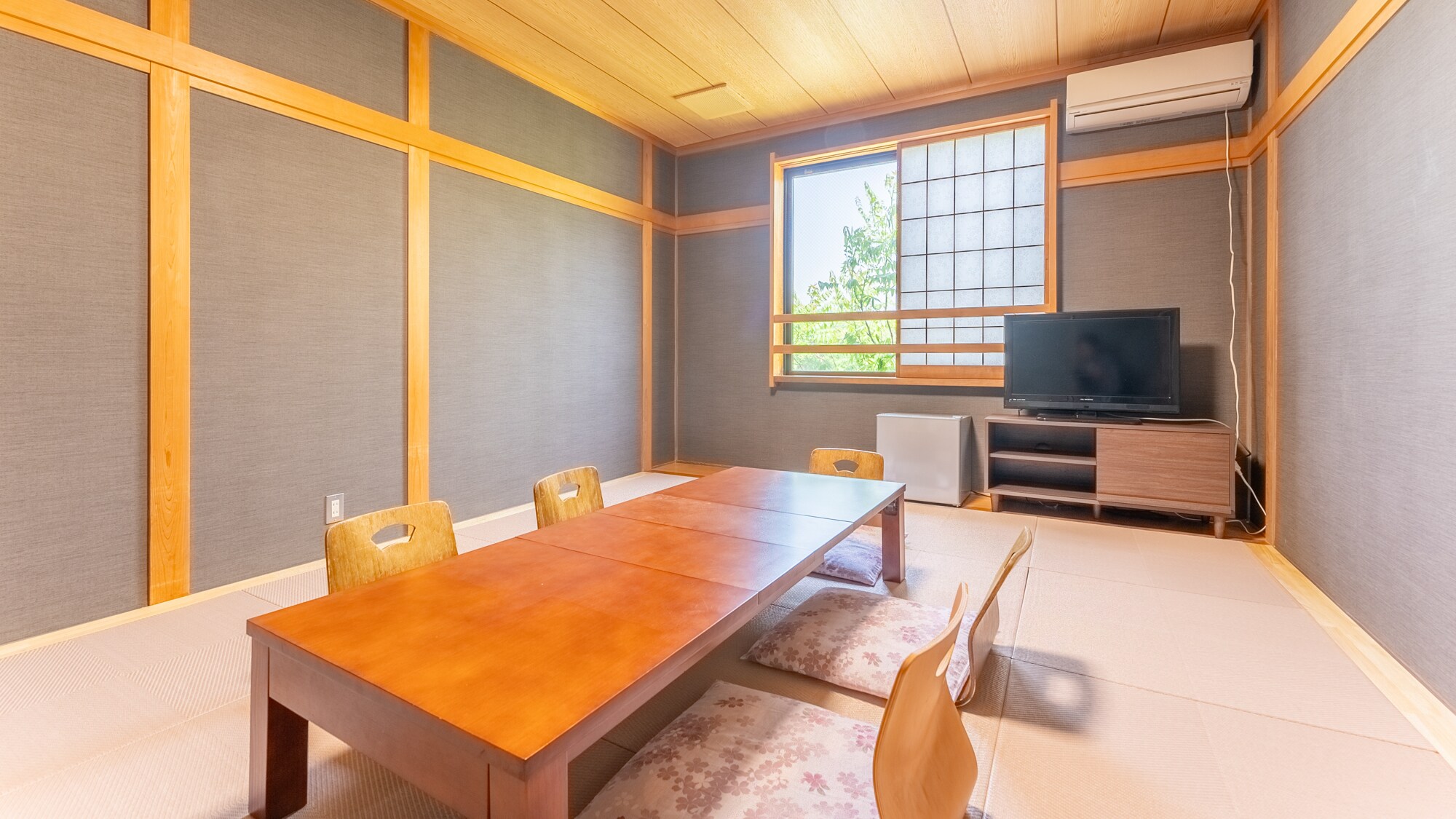 [Non-smoking] Japanese-style room for 1 to 5 people