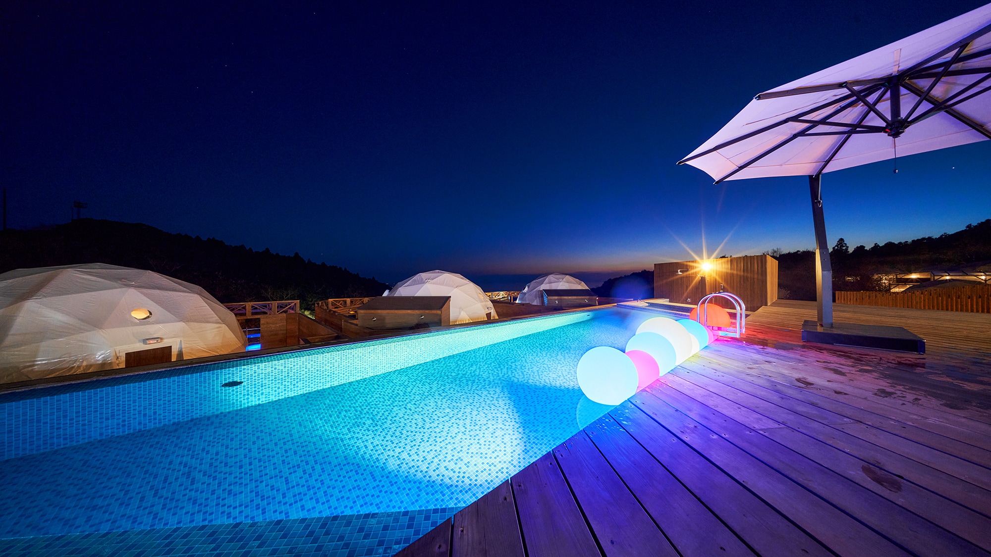 [Infinity pool] It is lit up at night, creating a romantic atmosphere.