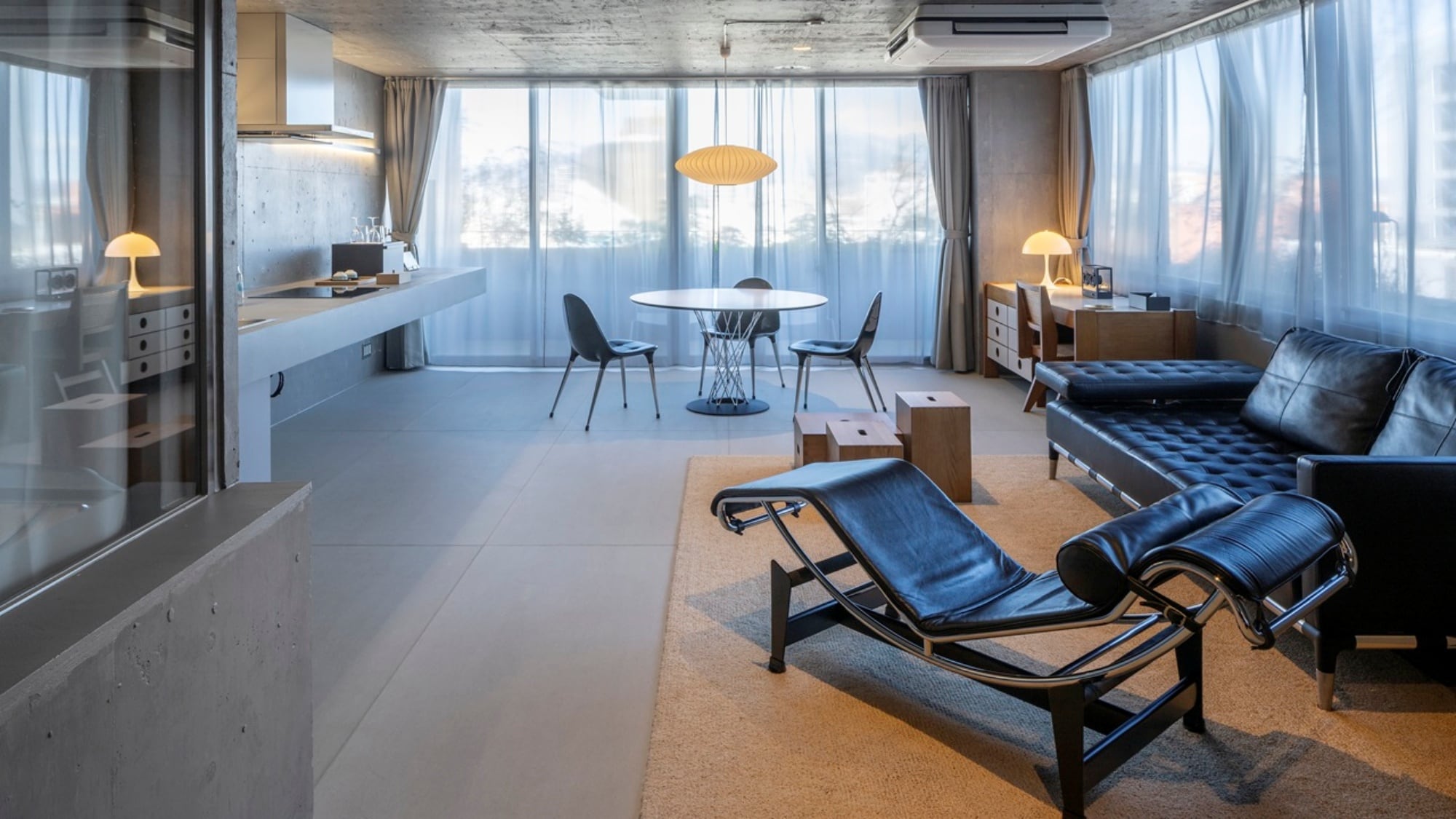 [Premium Residence] ห้องพักตกแต่งในธีมสีดำที่เข้าคู่กับผลงานการออกแบบภายในสุดหรูระดับโลก