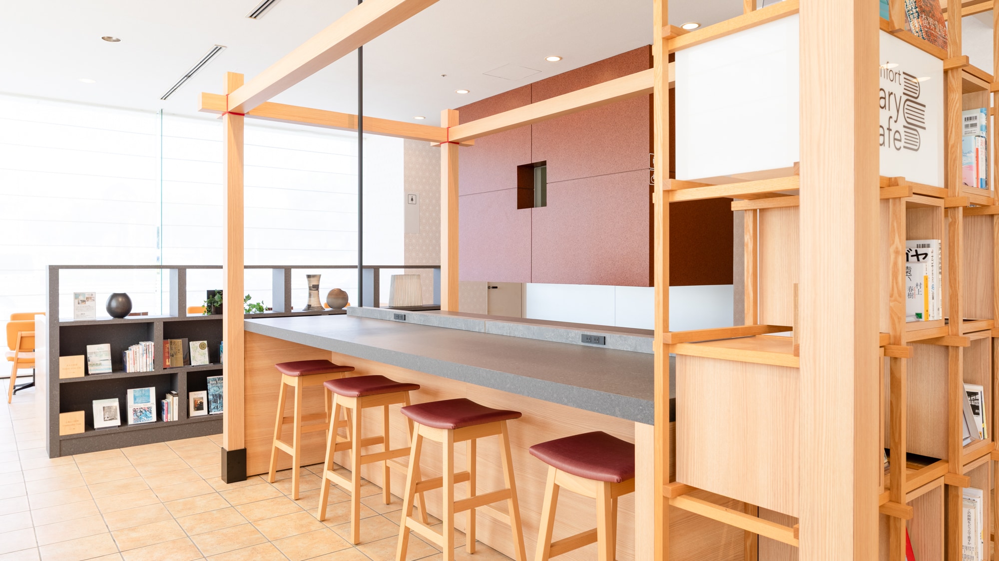 【ライブラリーカフェ】Wi-Fi接続無料◆カフェ内にはコンセントも充実。ワークスペースとしても最適。