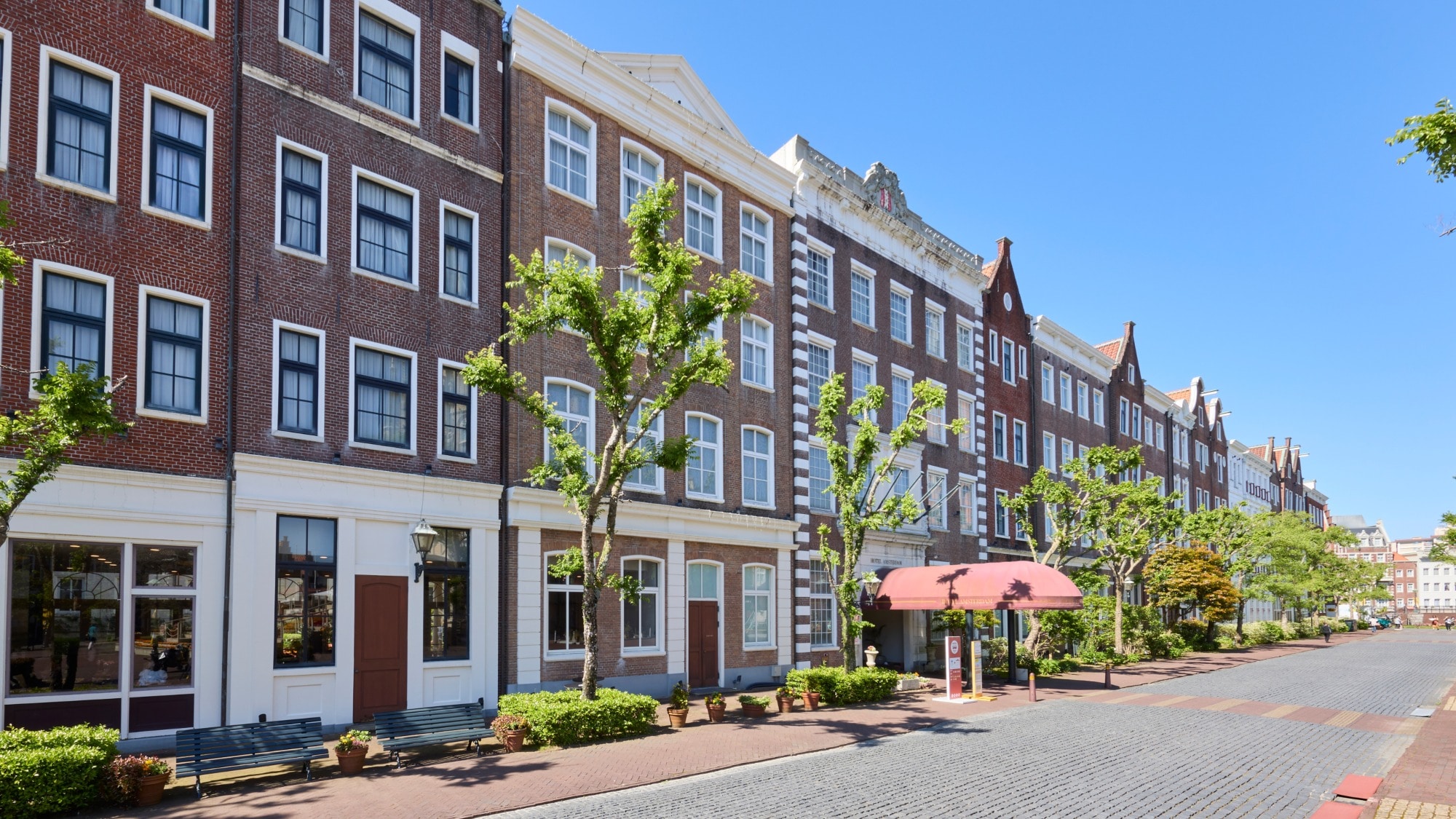 A gorgeous park hotel with a lively atmosphere thanks to its prime location in the center of the park.
