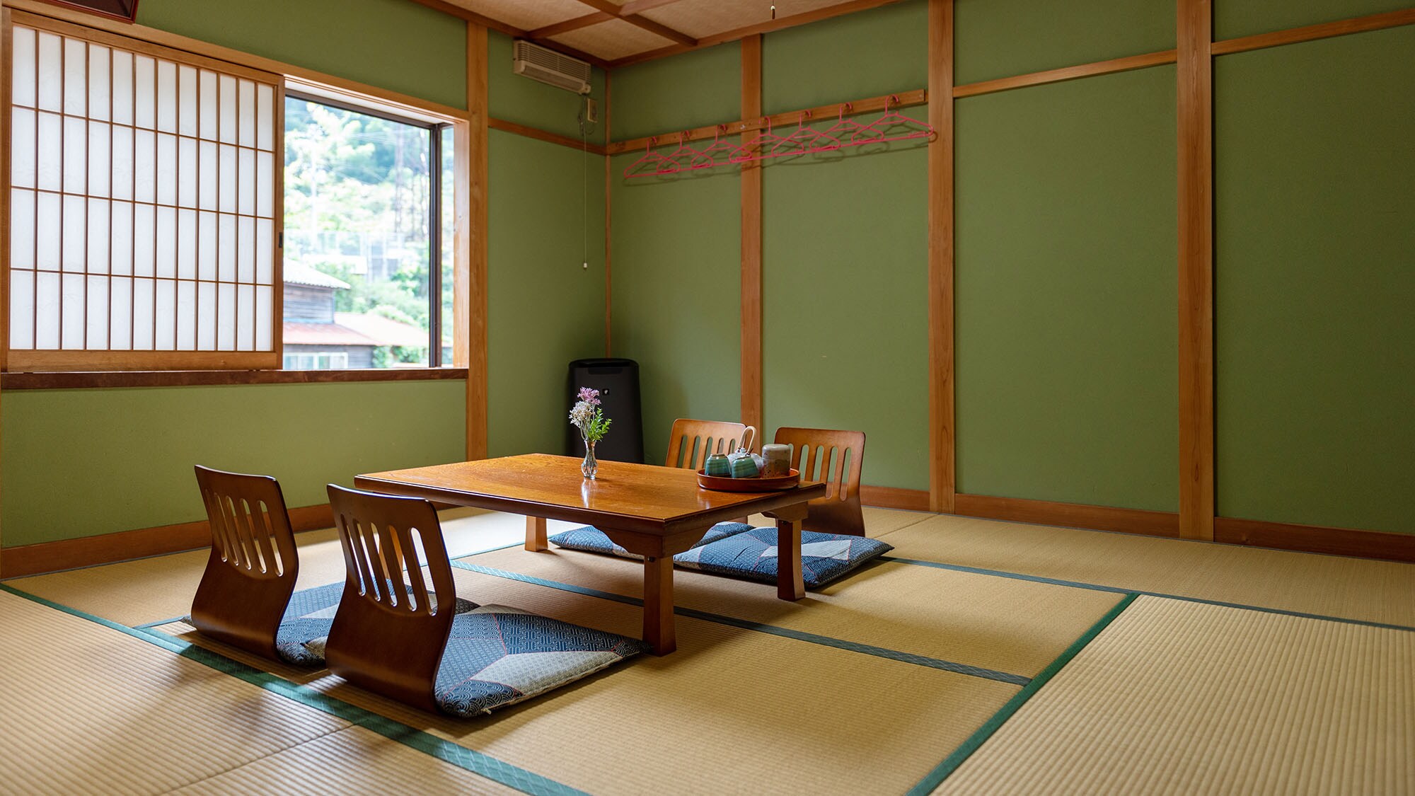 Large room (2nd floor)