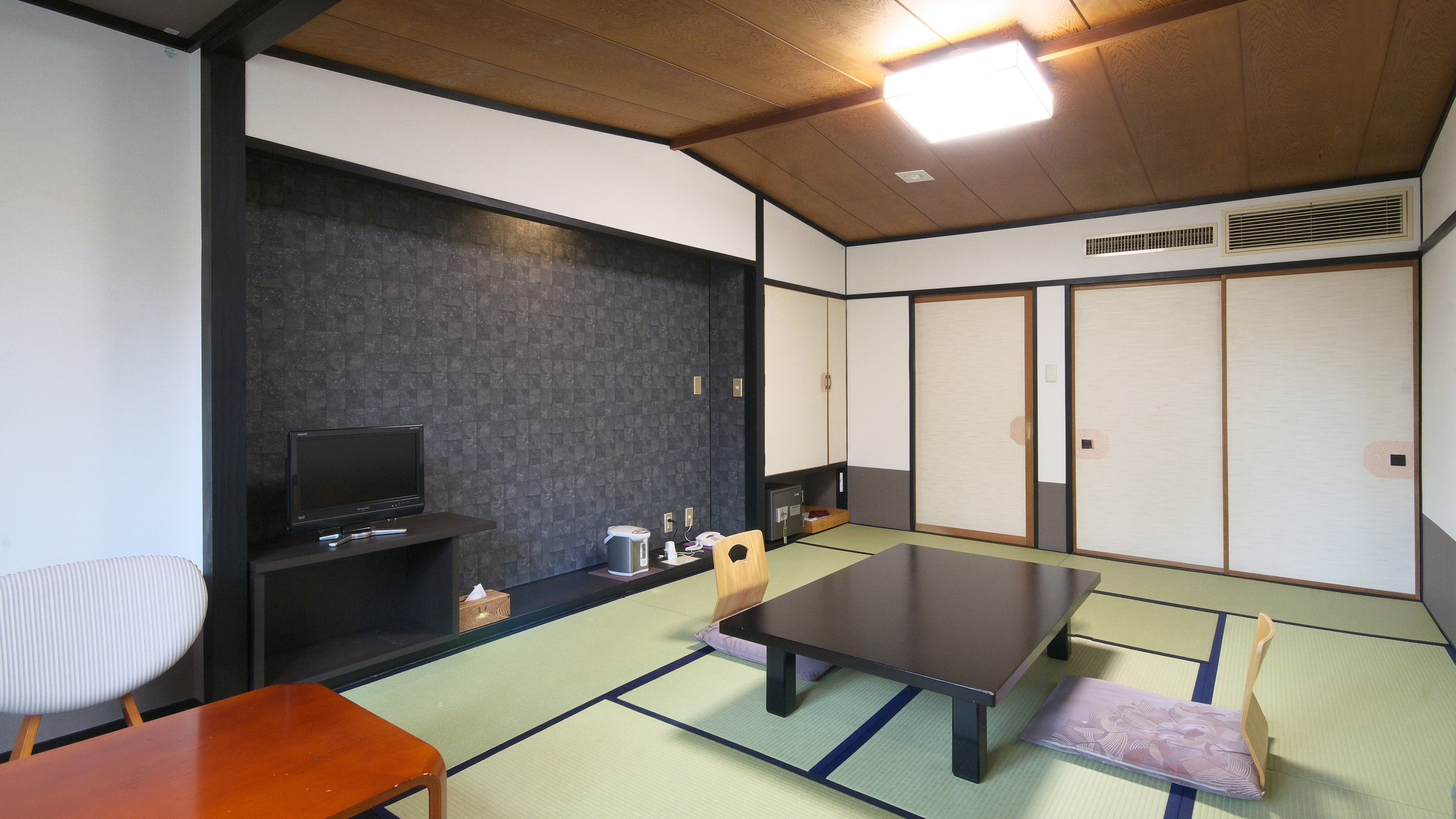 Japanese-style room 10 tatami mats * All rooms are non-smoking * Bath and toilet included