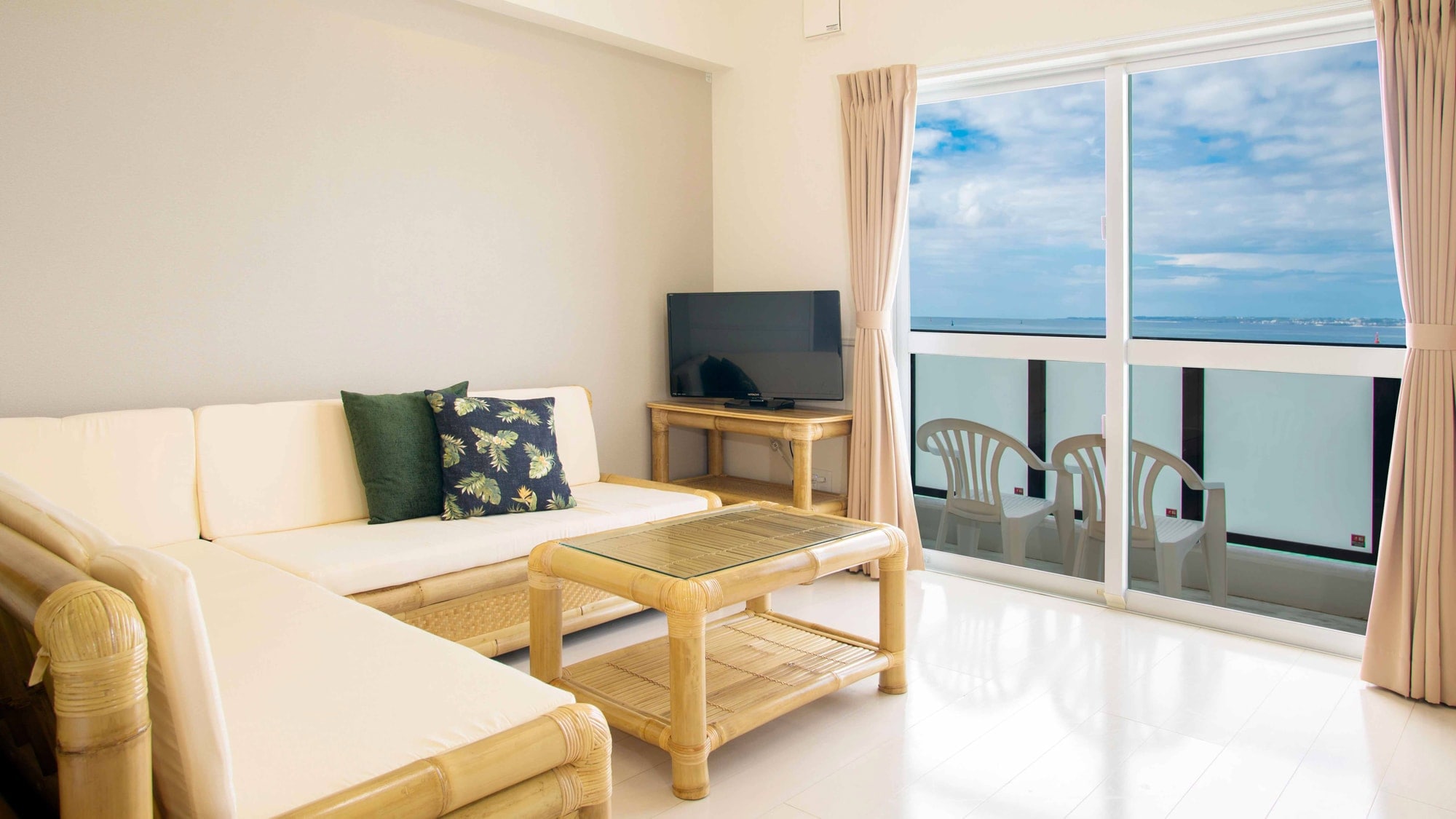 [Western-style room 1LDK (3F-2)] Ocean view living room that brings back refreshing memories of the tropics