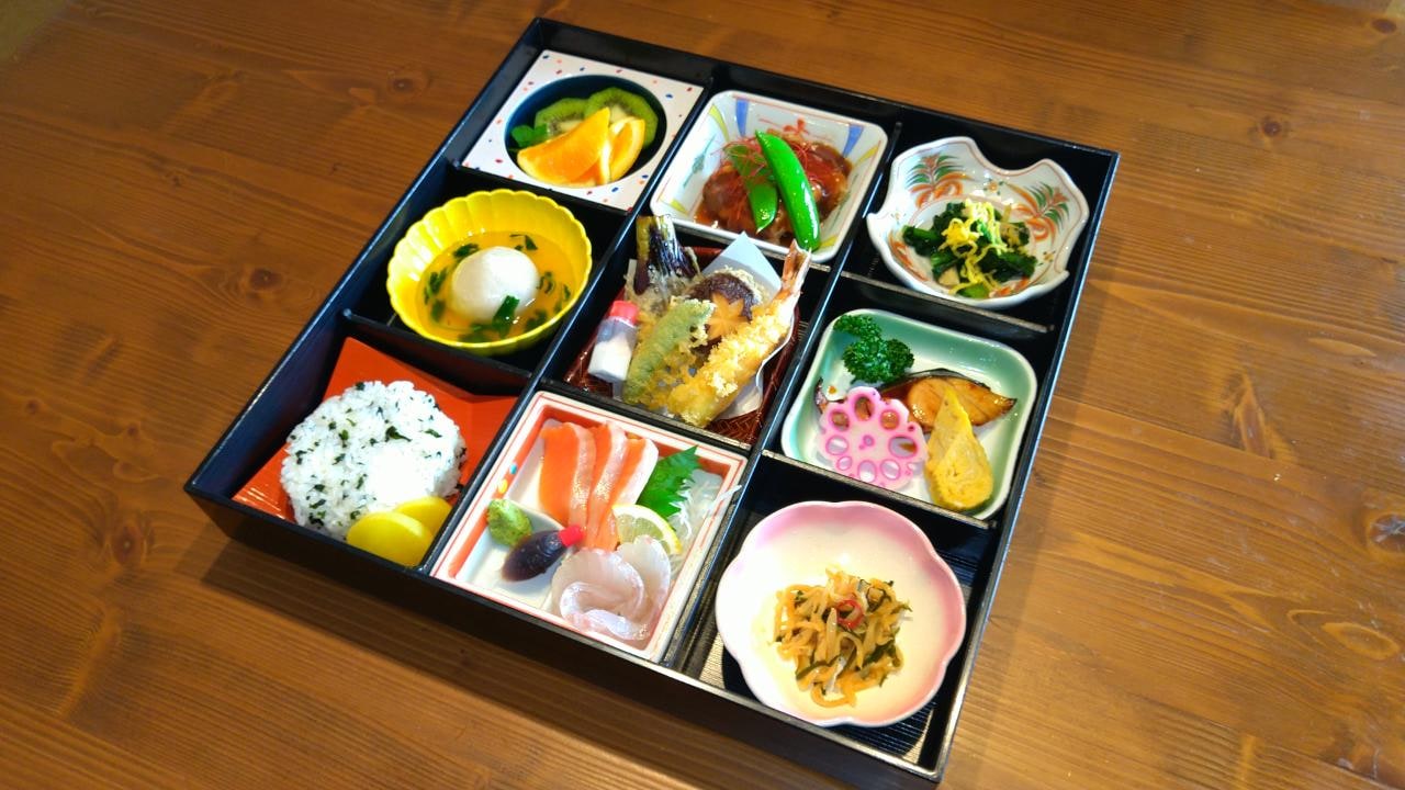 มื้อเย็น : ข้าวกล่องญี่ปุ่น