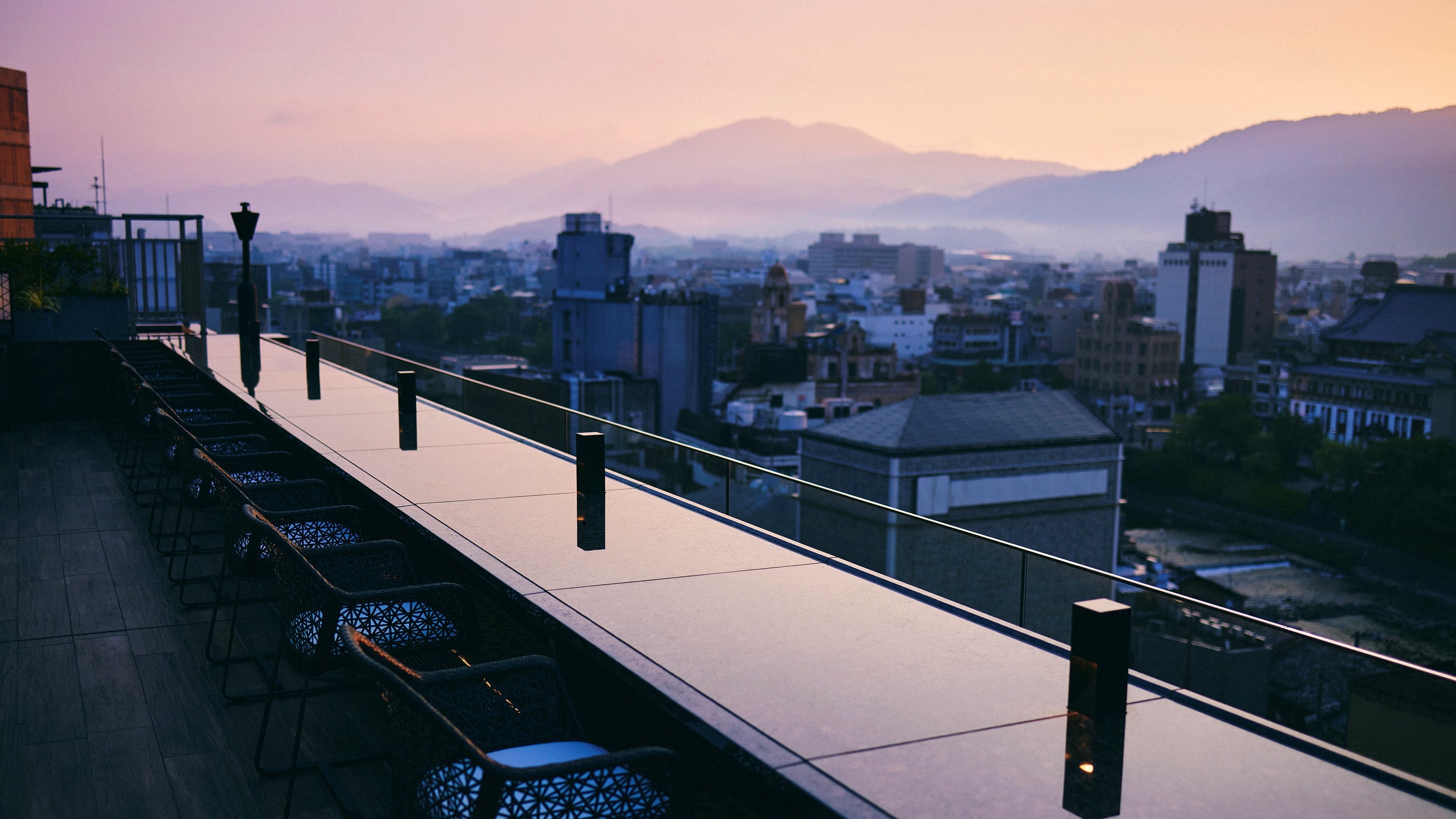 Rooftop lounge "Sora Niwa Terrace" Enjoy the evening view while letting yourself go with the Kyoto breeze in this open, sky-high lounge