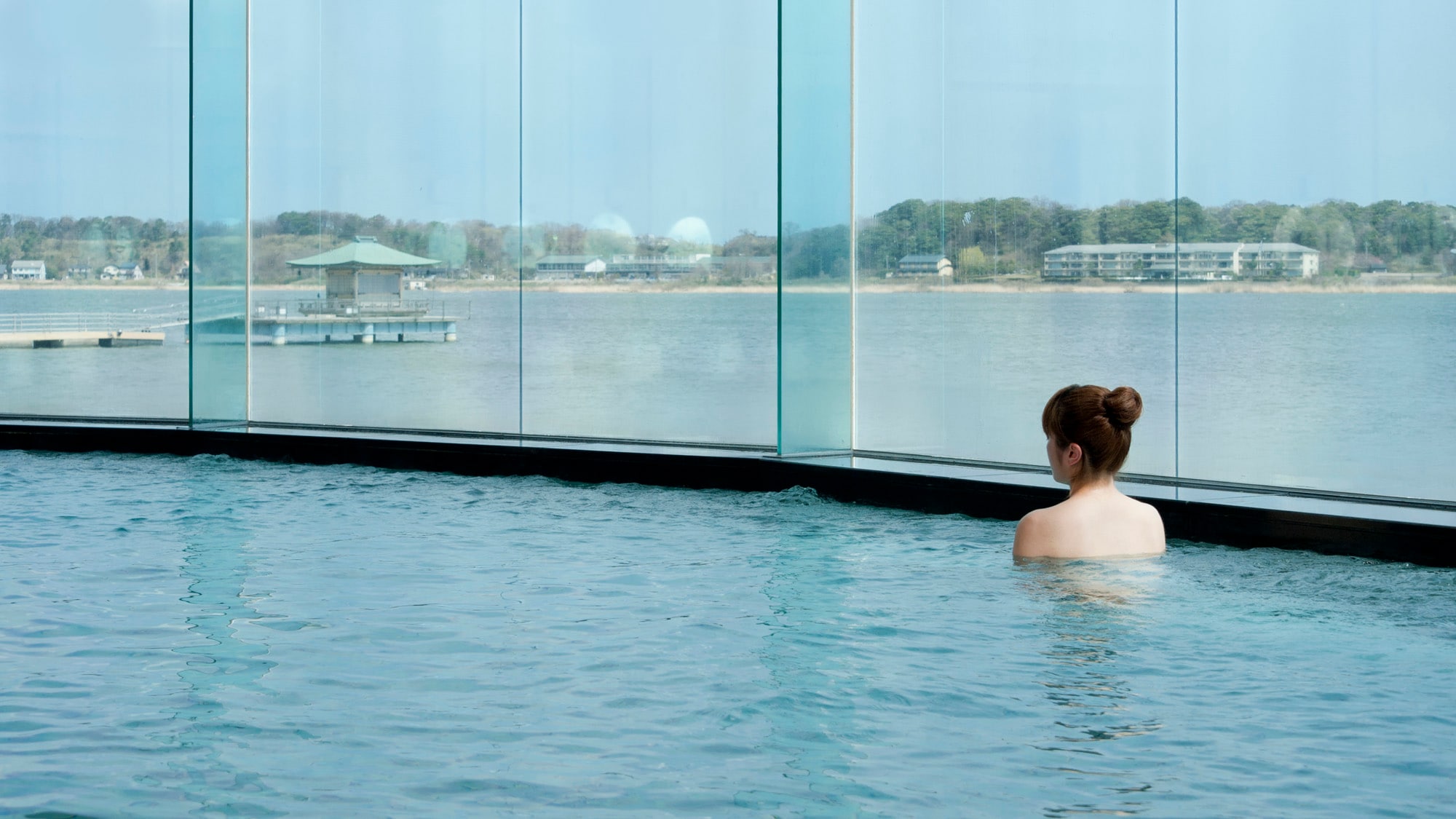 Large public bath for women (bathing image)