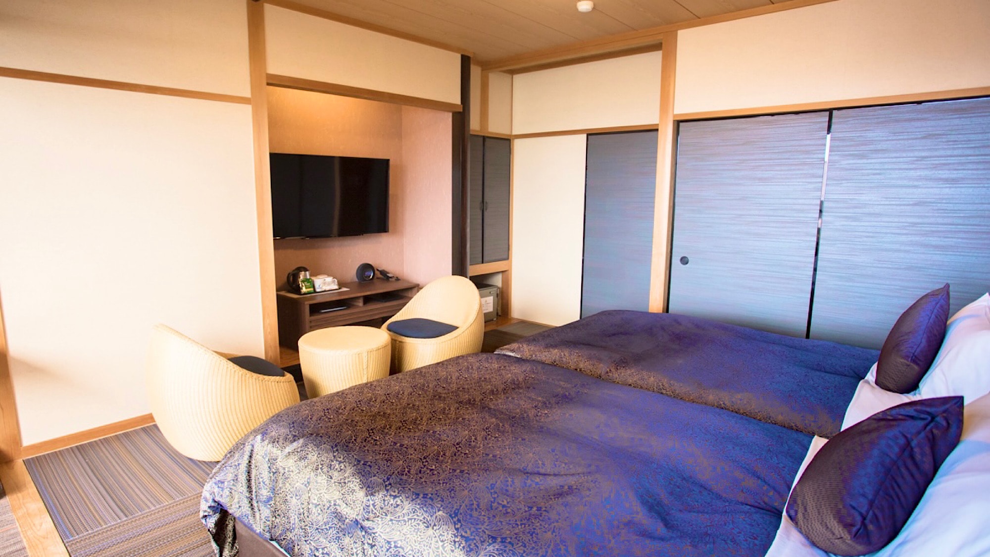 [Standard twin room with open-air bath]