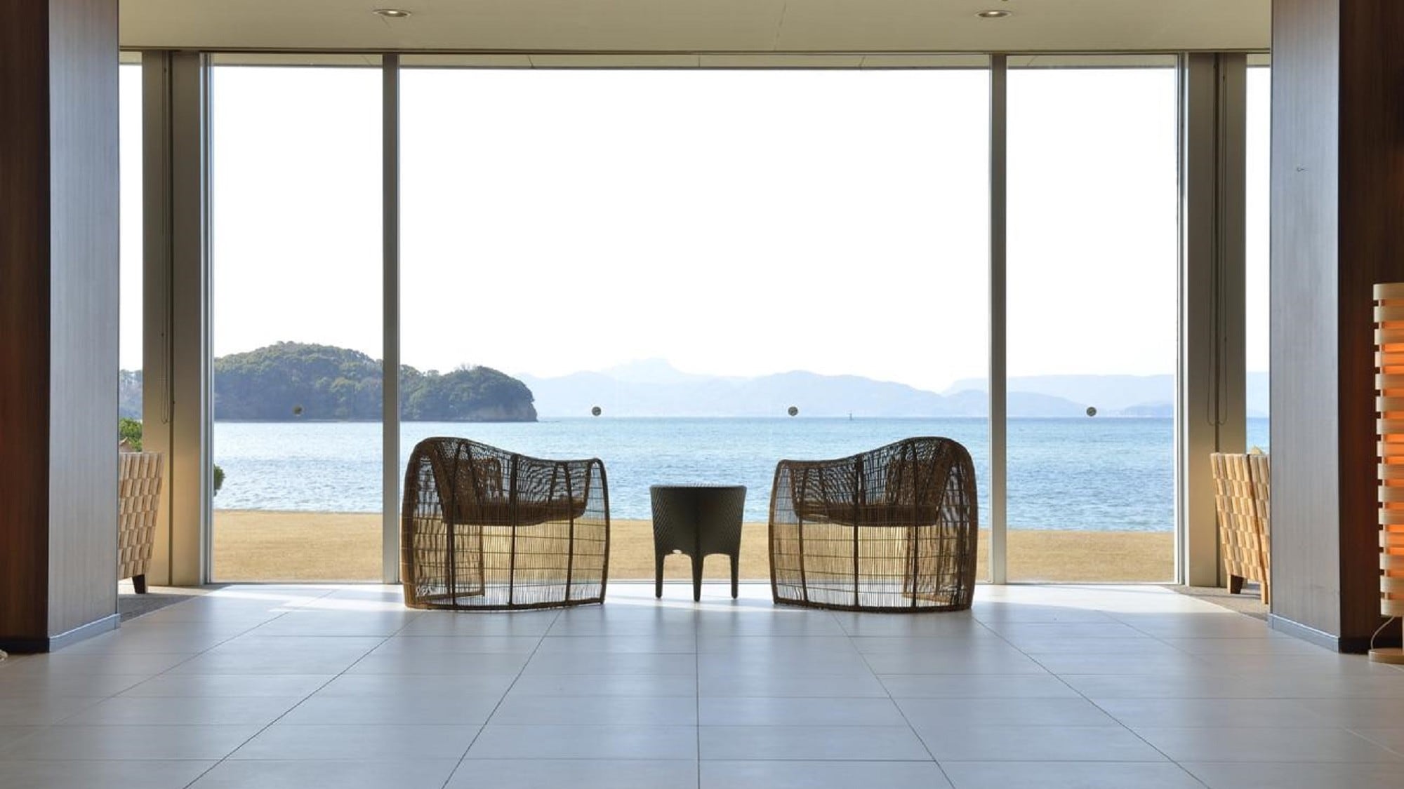 Front lobby. If you go through the entrance, you will be impressed by the beautiful sea that spreads in front of you!