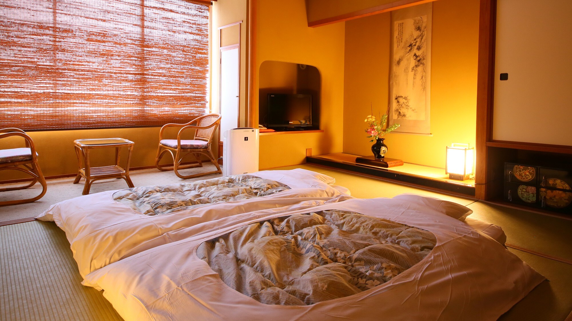 [View room with semi-open-air bath] Top floor 10 tatami mat room with stairs [No smoking] 2-4 people