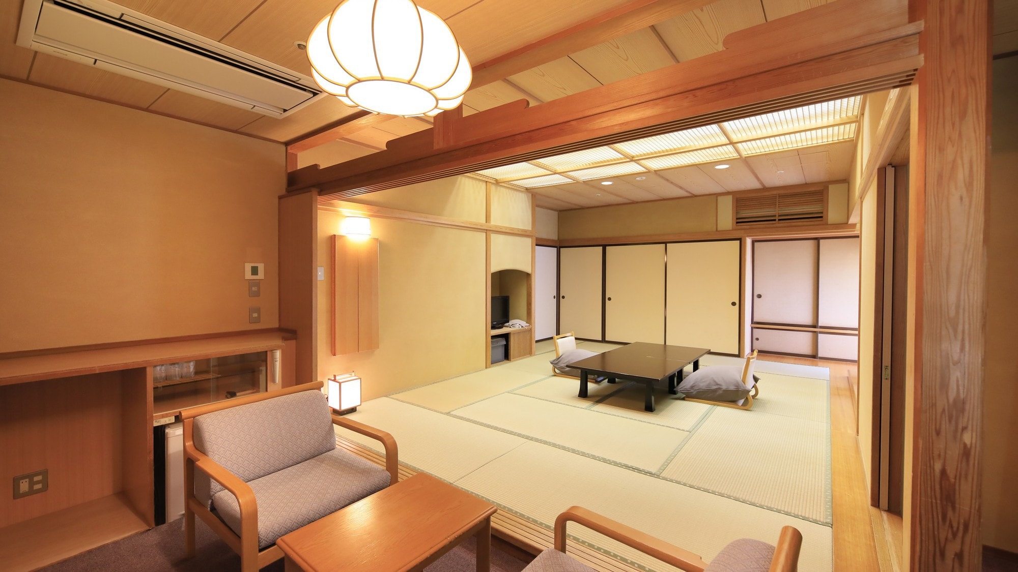 [12 tatami Japanese-style room with hot spring] A Japanese-style room built in the sukiya style. Enjoy your stay while feeling the nostalgia and the generosity of nature.