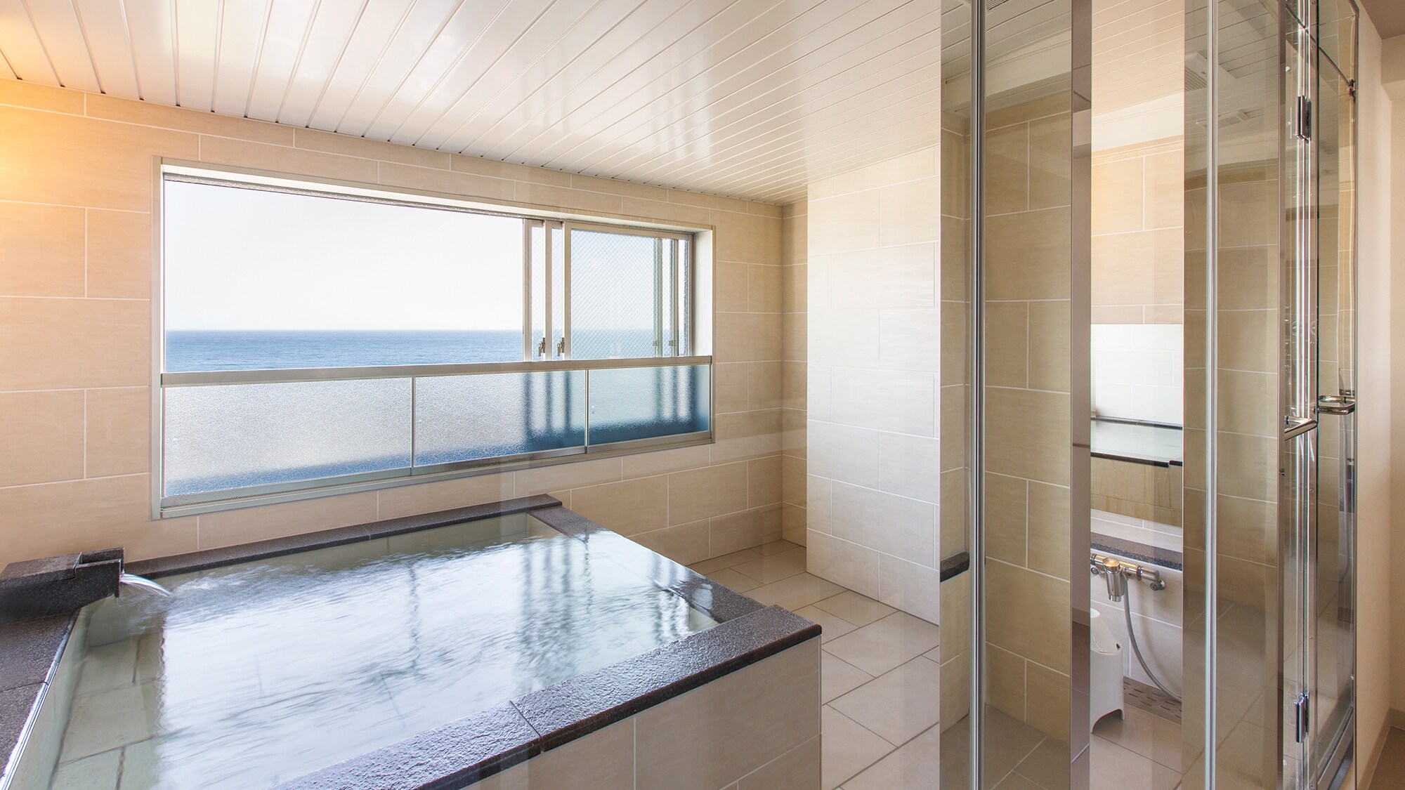 [Example of a top floor suite] <Heisei Modern> You can enjoy the famous hot springs of Yunokawa in the spacious observation bath.