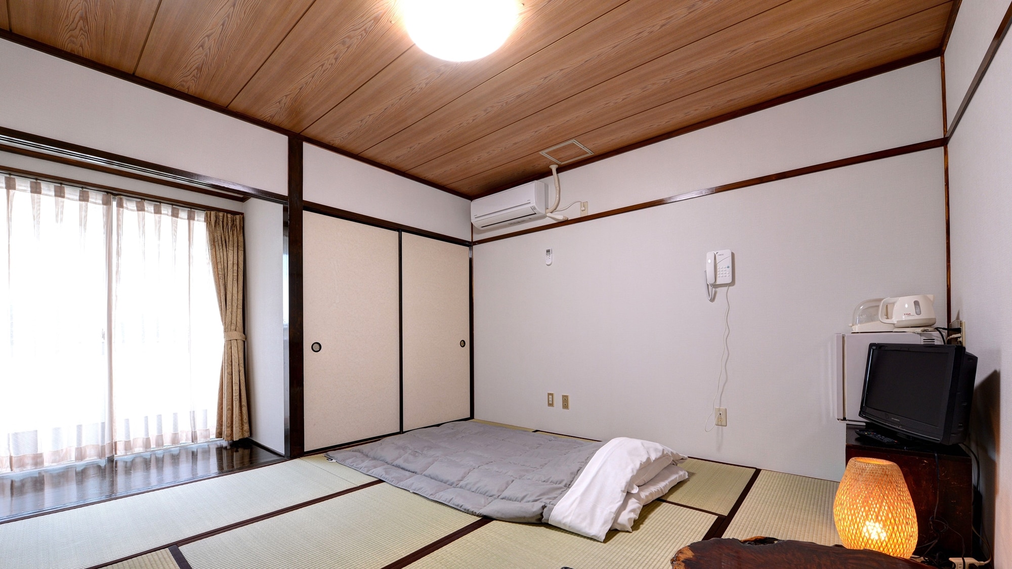 *Japanese-style room with 8 tatami mats (example of guest room) / Perfect for groups or families. Enjoy a relaxing time together.
