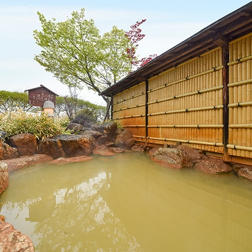 * [Open-air bath] Large communal bath: Nagame-no-Yu * Golden hot water is poured from the source *