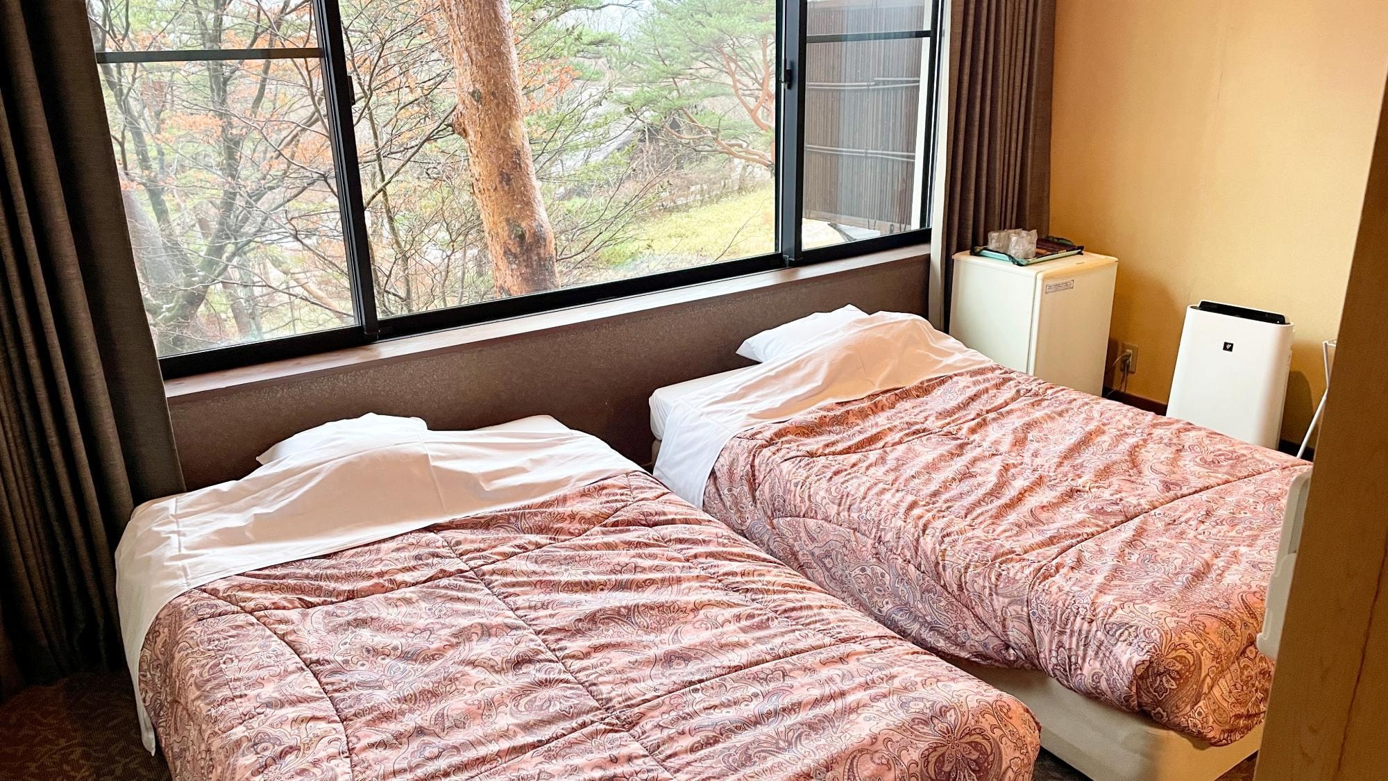 Phòng kiểu Nhật với suối nước nóng ngoài trời, nệm futon.