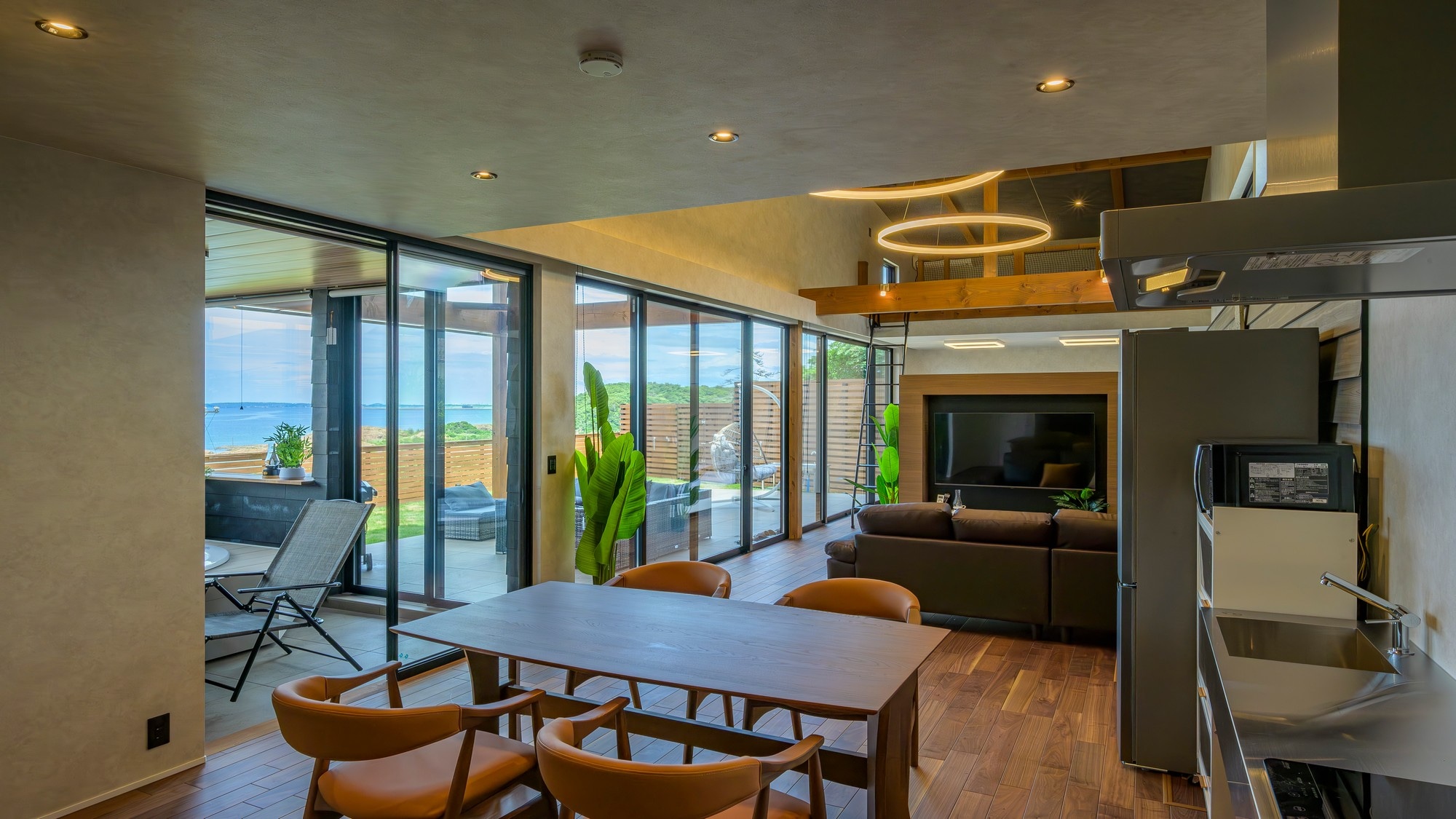 VILLA TAKASU overlooks the Sea of Japan. "ALBUS" features soft colors such as white and brown.
