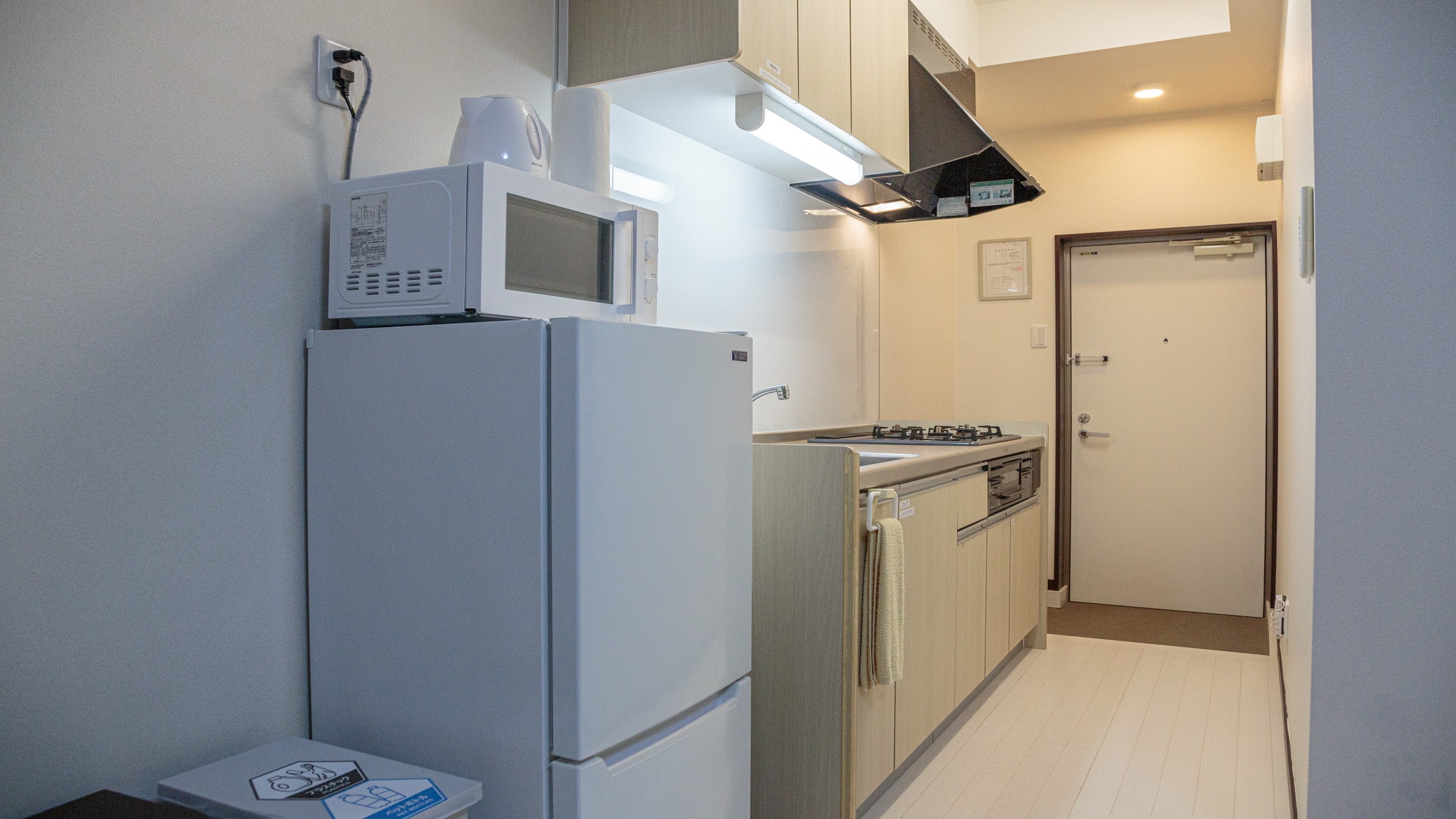 301・302: Kitchen: Gas stove, refrigerator, microwave, electric pot, frying pan, cooking utensils, tableware