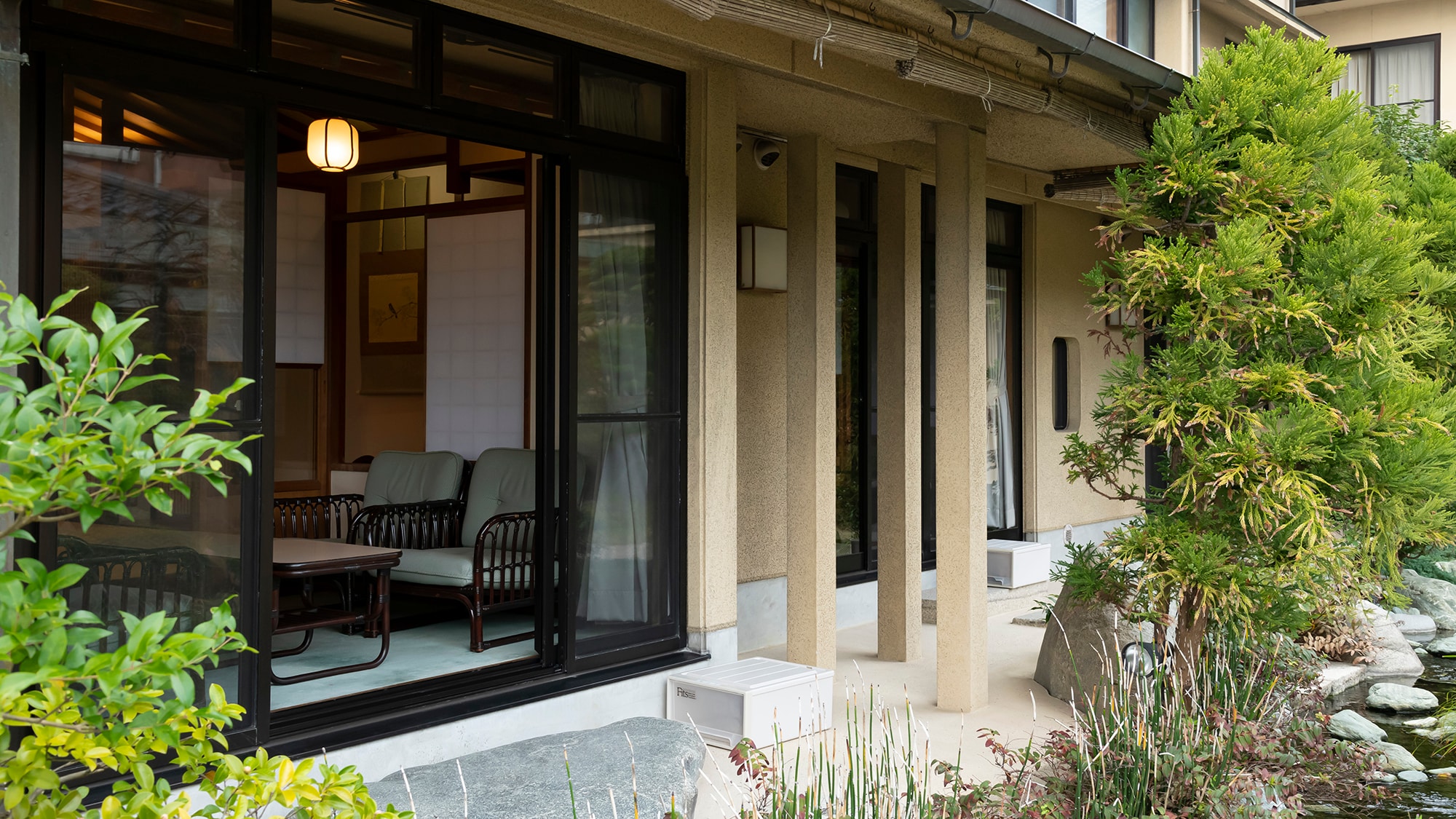 <Detached guest room> Facing Lake Shinji, from the veranda you can go out to our proud Japanese garden.
