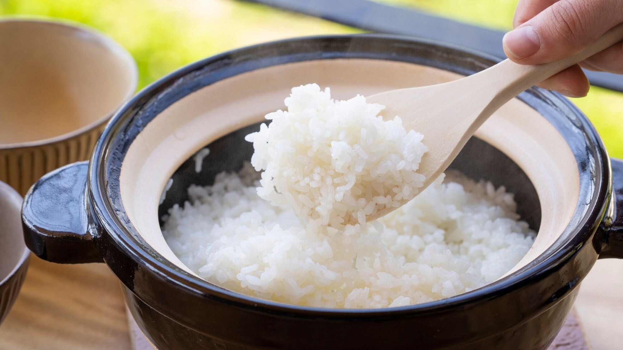 Nhiệt độ được kiểm soát bởi nồi đất nung đảm bảo từng hạt gạo được nấu chín hoàn hảo.