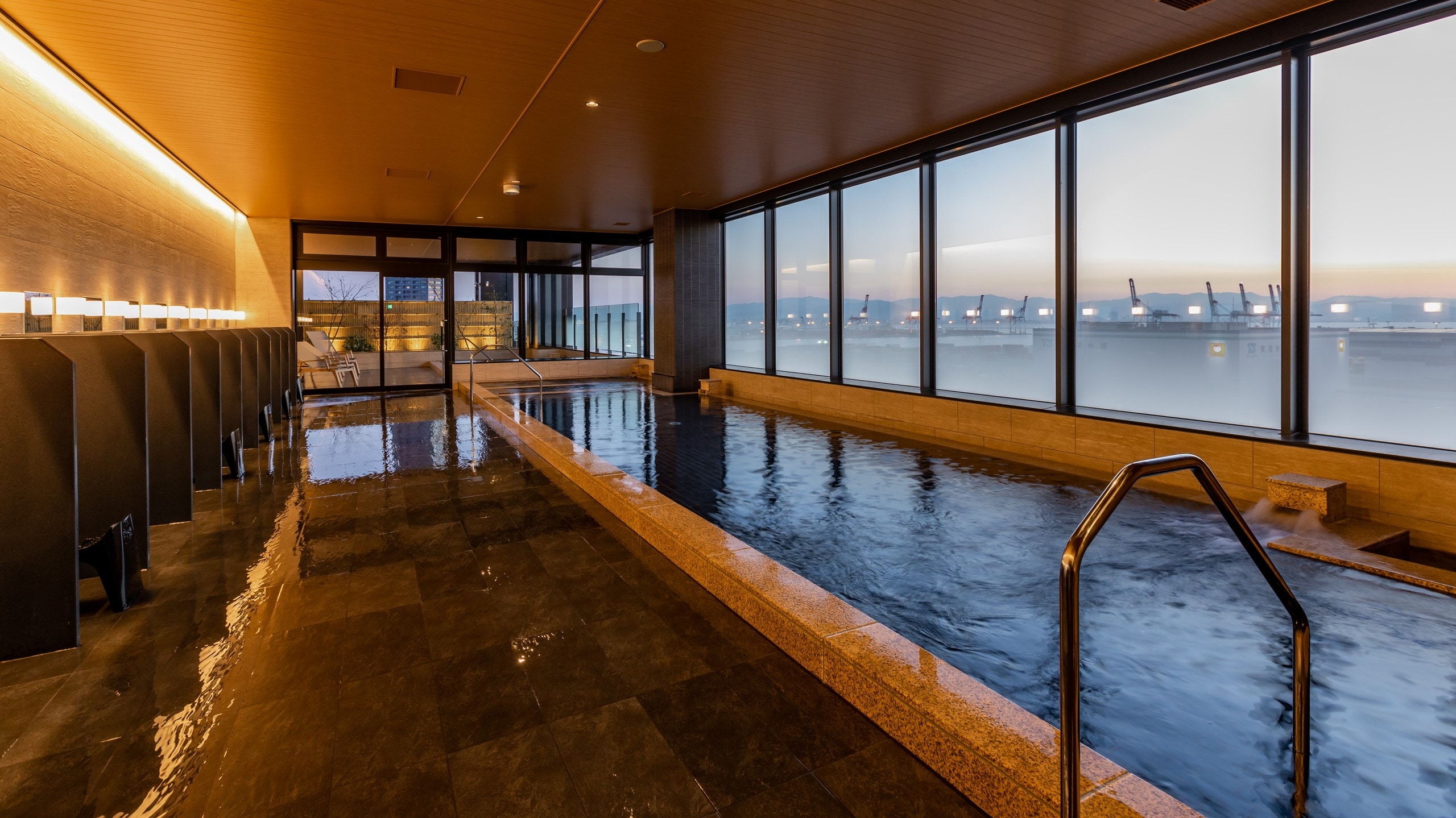[Large public bath "Tenku -TENKU-" men's bath (10th floor)] From the open-air bath facing the west, you can see the sunset and heal your mind and body
