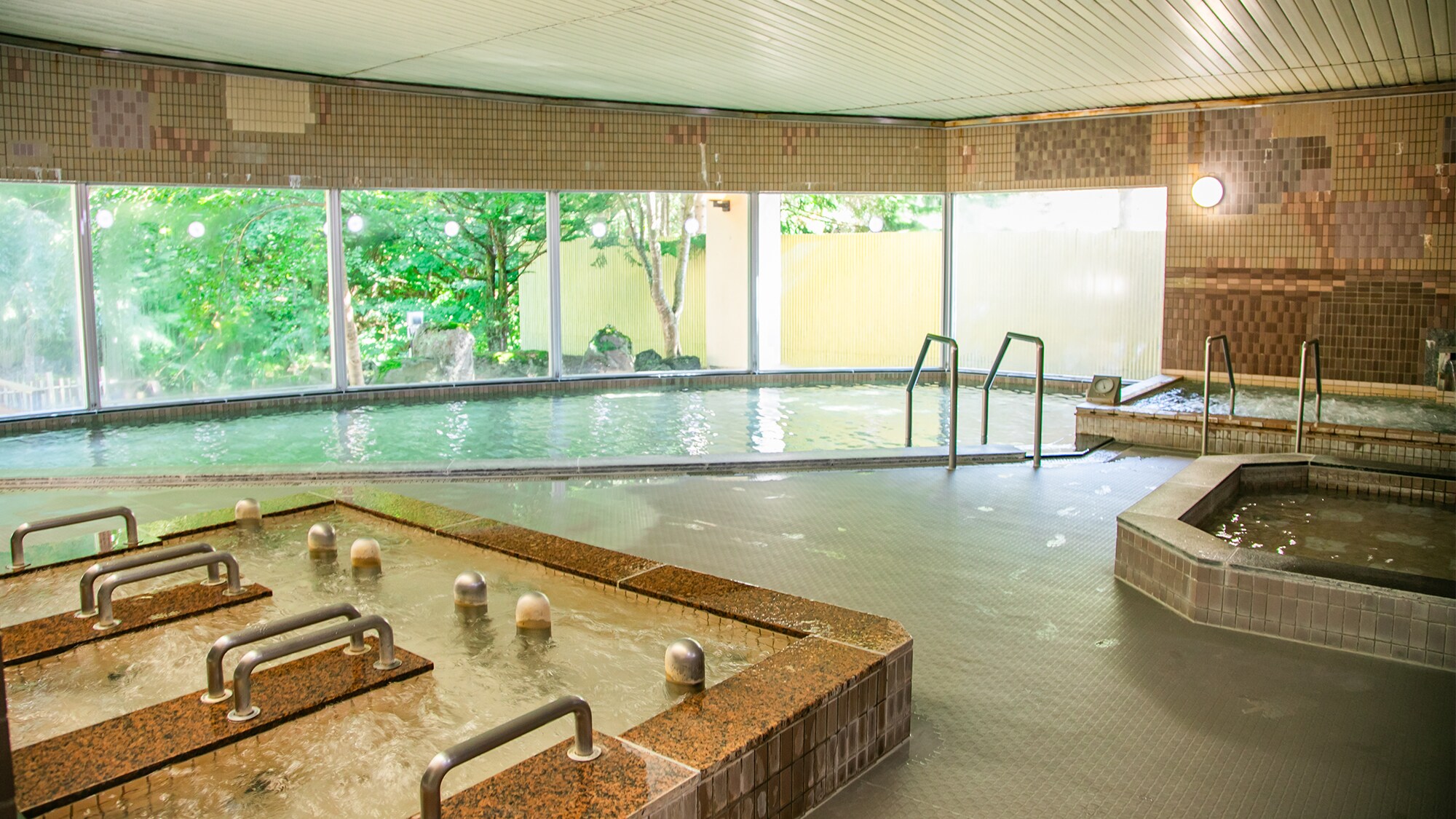 [Large hot spring bath/indoor bath] There is a large bathtub where you can enjoy reclining baths, bubble baths, and natural scenery.